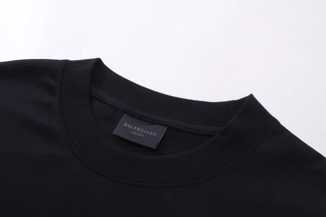 🅿️190 real photos [Top version. Official website quality] BALENCI*GA/Paris. SS24 new Balenciaga/Need for Speed: Assembled cooperation series. Front and rear direct-injection printed long-sleeved T-shirts. Brick cabinet synchronization. Genuine product developed at the first time, happy to print and compare! The fabric is made of Paris ZP custom-woven and dyed cotton double yarn. Weighing 260 grams, the cloth surface is clean. The cloth pattern is clear, soft and comfortable. The threads are dyed with no color difference. The printing is made of environmentally friendly imported materials with direct inkjet printing. The pattern letters are clear and the effect is three-dimensional. The version adopts OS loose shoulder style. Same style for men and women. Coding: BL223600 Color: black, white Size: XS S M L