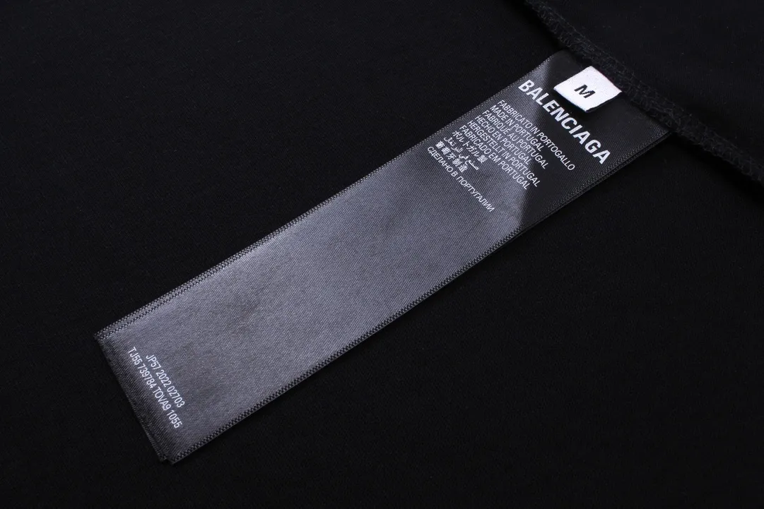 🅿️190 real photos [Top version. Official website quality] BALENCI*GA/Paris. SS24 new Balenciaga/Need for Speed: Assembled cooperation series. Front and rear direct-injection printed long-sleeved T-shirts. Brick cabinet synchronization. Genuine product developed at the first time, happy to print and compare! The fabric is made of Paris ZP custom-woven and dyed cotton double yarn. Weighing 260 grams, the cloth surface is clean. The cloth pattern is clear, soft and comfortable. The threads are dyed with no color difference. The printing is made of environmentally friendly imported materials with direct inkjet printing. The pattern letters are clear and the effect is three-dimensional. The version adopts OS loose shoulder style. Same style for men and women. Coding: BL223600 Color: black, white Size: XS S M L