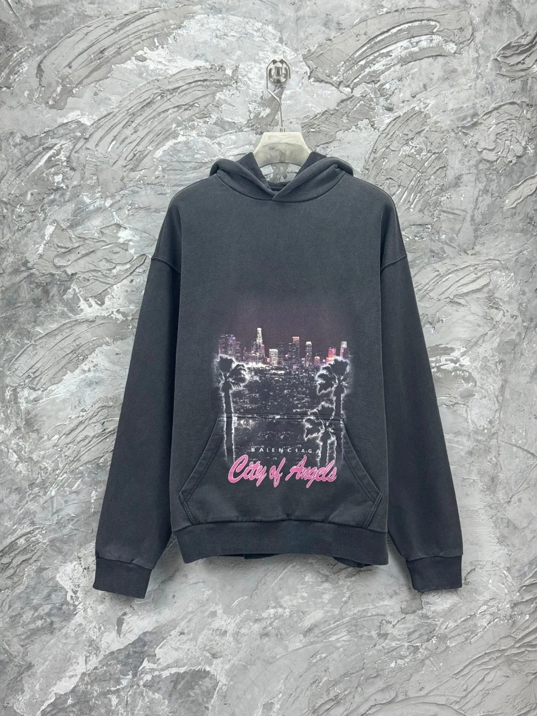 🅿️390 - BALENCI*GA Paris Los Angeles night scene hooded long-sleeved sweatshirt. The front pattern is directly sprayed by computer. The ready-made garments are washed and aged. The letters are clear. The effect is three-dimensional. Exclusively woven and dyed 460g fabric. Threads are dyed in the same vat with zero color difference. Brick cabinet synchronization. Welcome to compare. Same style for men and women -Color: washed black, apricot -SIZE: Xs S M L style number 8966#