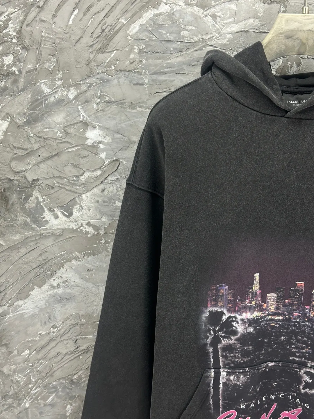 🅿️390 - BALENCI*GA Paris Los Angeles night scene hooded long-sleeved sweatshirt. The front pattern is directly sprayed by computer. The ready-made garments are washed and aged. The letters are clear. The effect is three-dimensional. Exclusively woven and dyed 460g fabric. Threads are dyed in the same vat with zero color difference. Brick cabinet synchronization. Welcome to compare. Same style for men and women -Color: washed black, apricot -SIZE: Xs S M L style number 8966#