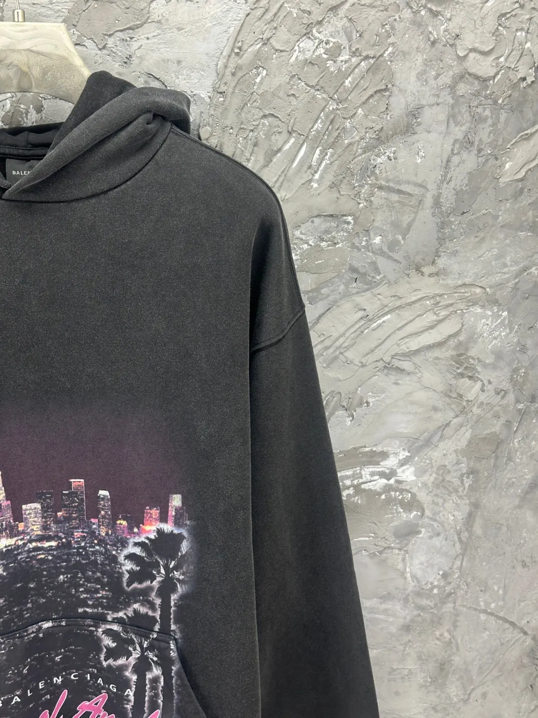 🅿️390 - BALENCI*GA Paris Los Angeles night scene hooded long-sleeved sweatshirt. The front pattern is directly sprayed by computer. The ready-made garments are washed and aged. The letters are clear. The effect is three-dimensional. Exclusively woven and dyed 460g fabric. Threads are dyed in the same vat with zero color difference. Brick cabinet synchronization. Welcome to compare. Same style for men and women -Color: washed black, apricot -SIZE: Xs S M L style number 8966#
