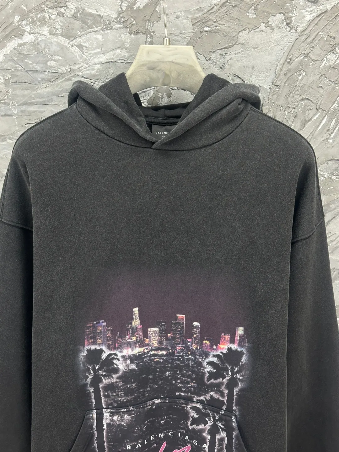🅿️390 - BALENCI*GA Paris Los Angeles night scene hooded long-sleeved sweatshirt. The front pattern is directly sprayed by computer. The ready-made garments are washed and aged. The letters are clear. The effect is three-dimensional. Exclusively woven and dyed 460g fabric. Threads are dyed in the same vat with zero color difference. Brick cabinet synchronization. Welcome to compare. Same style for men and women -Color: washed black, apricot -SIZE: Xs S M L style number 8966#