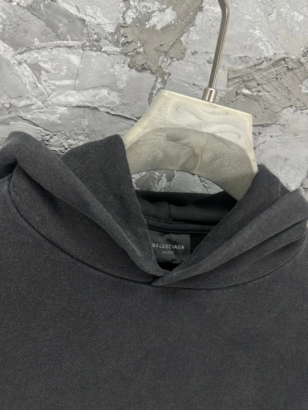 🅿️390 - BALENCI*GA Paris Los Angeles night scene hooded long-sleeved sweatshirt. The front pattern is directly sprayed by computer. The ready-made garments are washed and aged. The letters are clear. The effect is three-dimensional. Exclusively woven and dyed 460g fabric. Threads are dyed in the same vat with zero color difference. Brick cabinet synchronization. Welcome to compare. Same style for men and women -Color: washed black, apricot -SIZE: Xs S M L style number 8966#