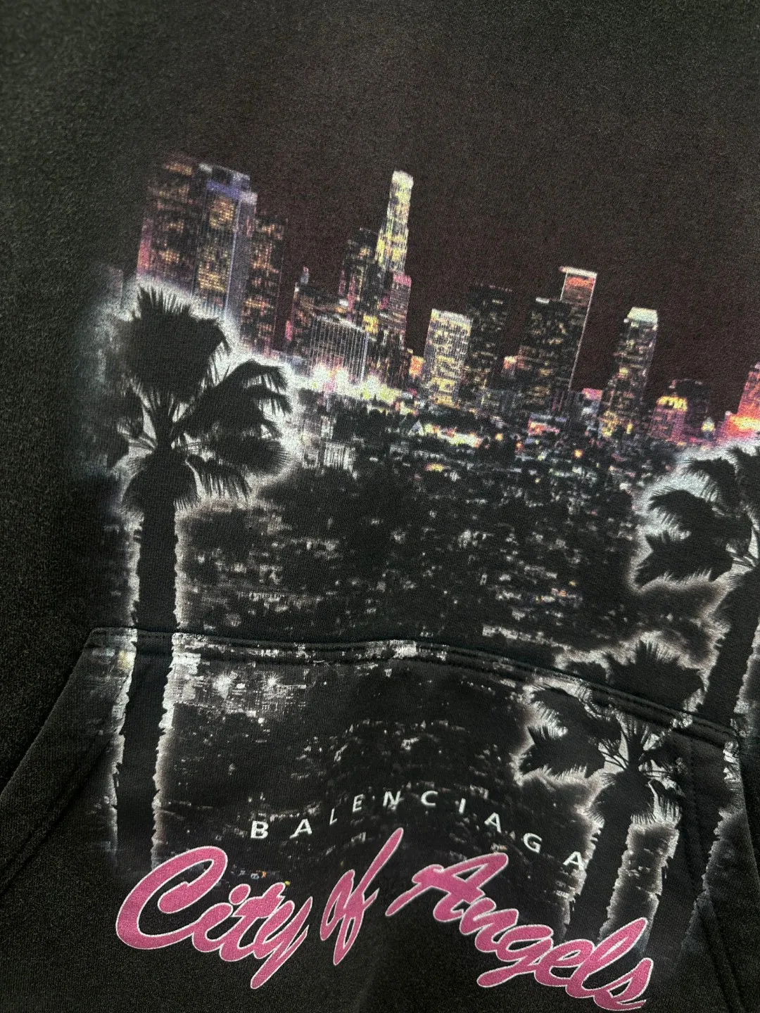 🅿️390 - BALENCI*GA Paris Los Angeles night scene hooded long-sleeved sweatshirt. The front pattern is directly sprayed by computer. The ready-made garments are washed and aged. The letters are clear. The effect is three-dimensional. Exclusively woven and dyed 460g fabric. Threads are dyed in the same vat with zero color difference. Brick cabinet synchronization. Welcome to compare. Same style for men and women -Color: washed black, apricot -SIZE: Xs S M L style number 8966#