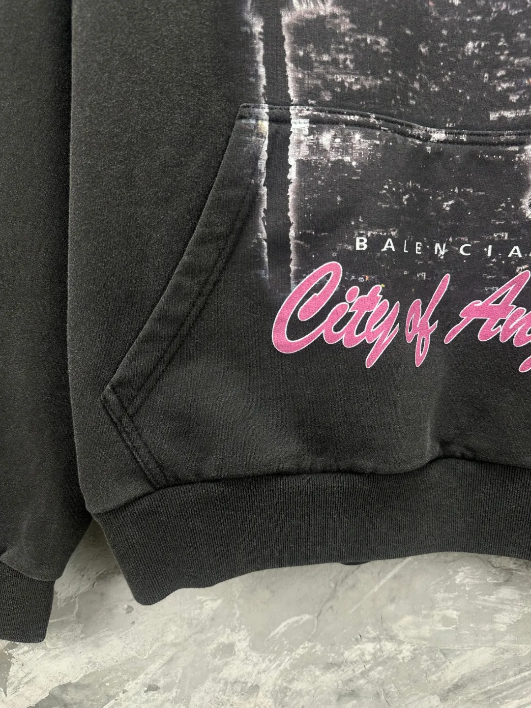 🅿️390 - BALENCI*GA Paris Los Angeles night scene hooded long-sleeved sweatshirt. The front pattern is directly sprayed by computer. The ready-made garments are washed and aged. The letters are clear. The effect is three-dimensional. Exclusively woven and dyed 460g fabric. Threads are dyed in the same vat with zero color difference. Brick cabinet synchronization. Welcome to compare. Same style for men and women -Color: washed black, apricot -SIZE: Xs S M L style number 8966#