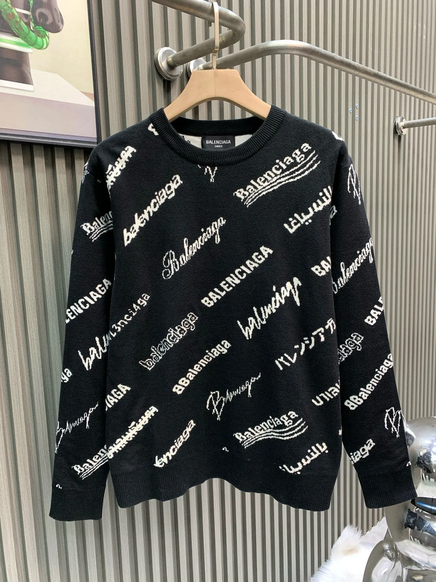 🅿️370 🀄️ balenci*ga/balenciaga balenci*ga#2025 early autumn new style Classic logo collection printed full-length long-sleeved sweater 2025 early autumn new product Brick cabinet synchronization The fabric is made of Paris zp custom-woven wool blend fabric. The cloth surface is clean and the texture is clear. Soft and comfortable. Good color fastness. Not easy to change. The thread is made of custom-woven and dyed without color difference. Cutting positioning Precision stencil, fine logo letters are clear, no burrs, three-dimensional effect, restore brick cabinets, welcome to compare, the version adopts os loose shoulder version, same style for men and women