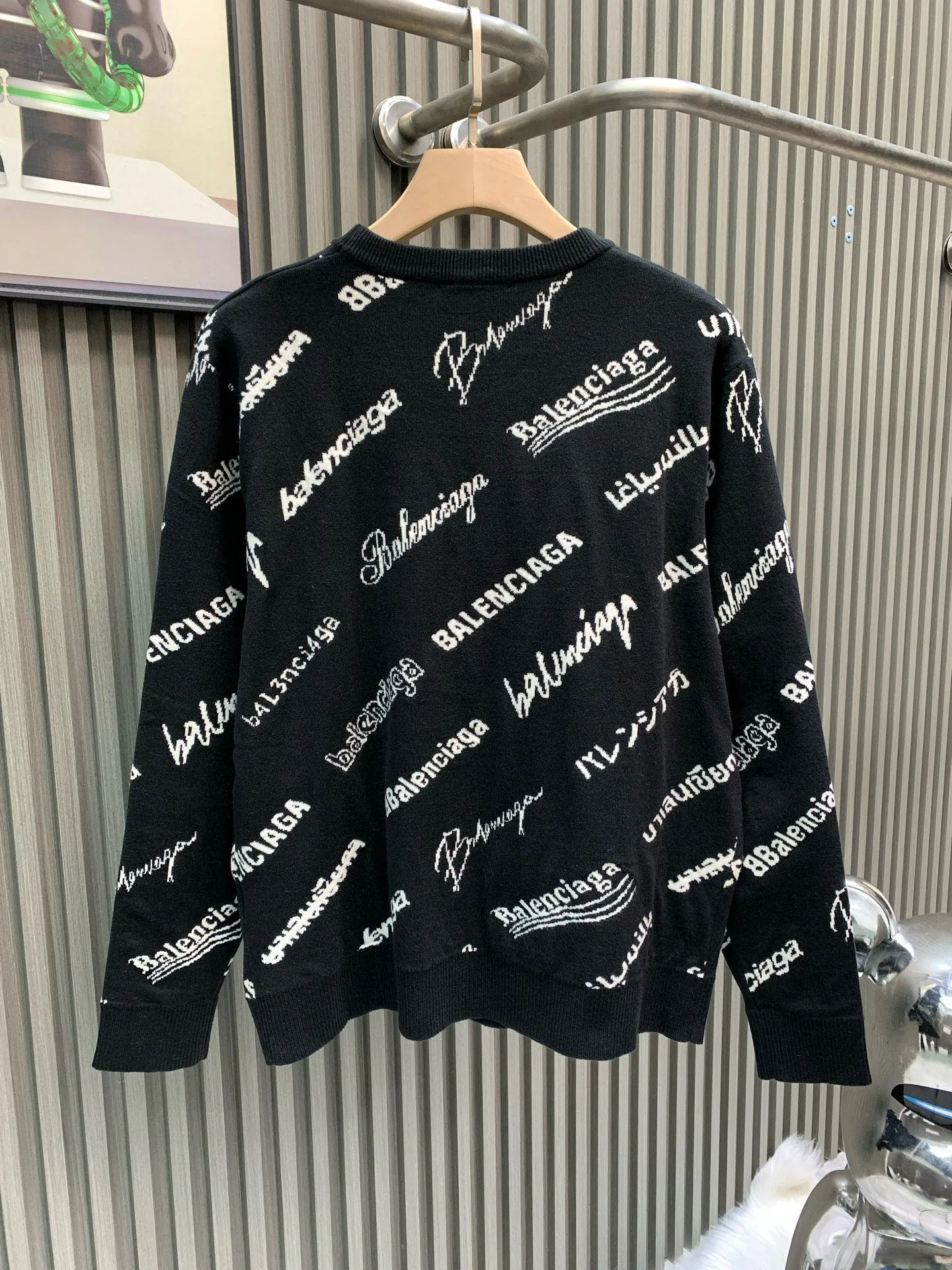 🅿️370 🀄️ balenci*ga/balenciaga balenci*ga#2025 early autumn new style Classic logo collection printed full-length long-sleeved sweater 2025 early autumn new product Brick cabinet synchronization The fabric is made of Paris zp custom-woven wool blend fabric. The cloth surface is clean and the texture is clear. Soft and comfortable. Good color fastness. Not easy to change. The thread is made of custom-woven and dyed without color difference. Cutting positioning Precision stencil, fine logo letters are clear, no burrs, three-dimensional effect, restore brick cabinets, welcome to compare, the version adopts os loose shoulder version, same style for men and women