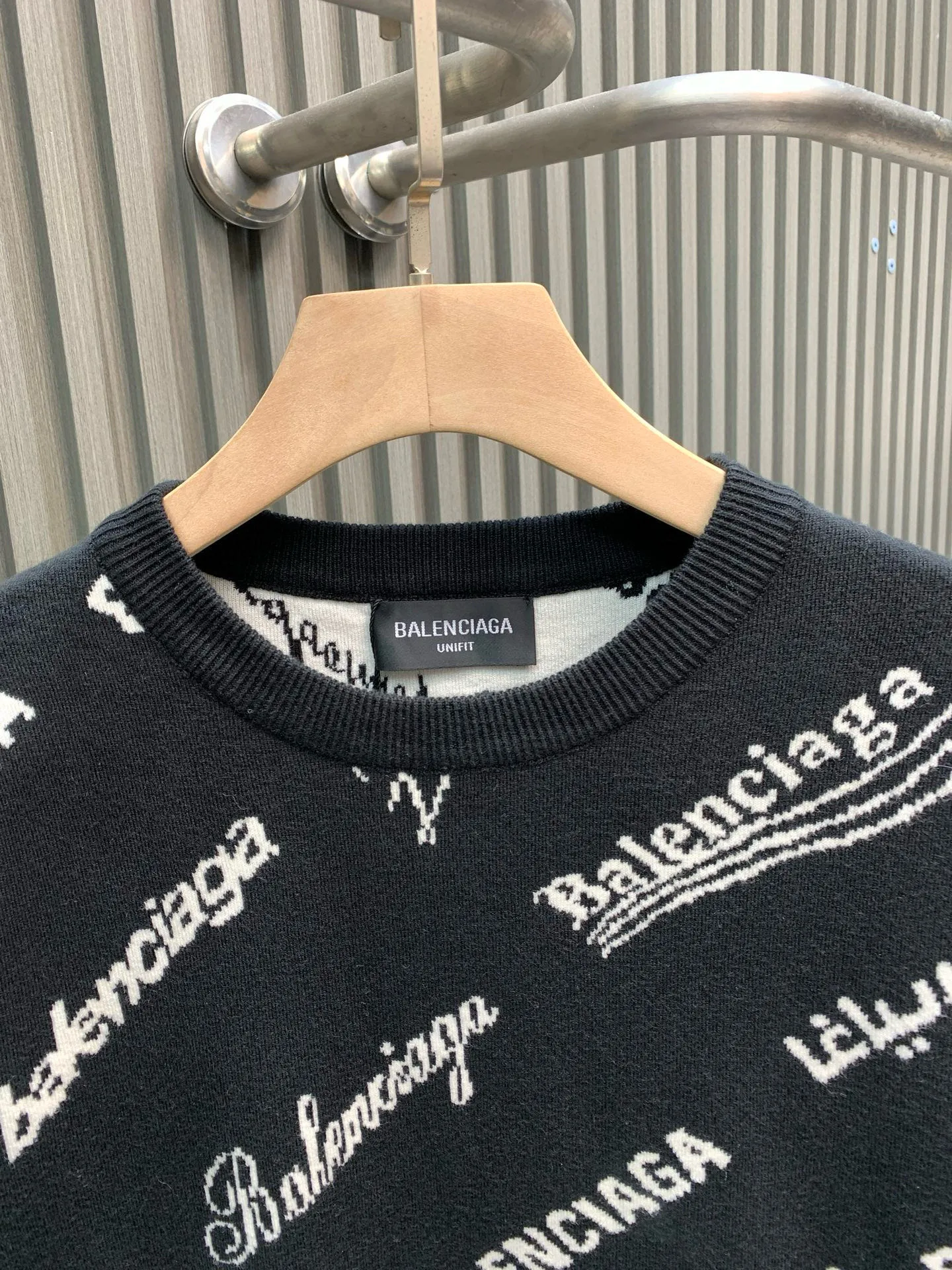 🅿️370 🀄️ balenci*ga/balenciaga balenci*ga#2025 early autumn new style Classic logo collection printed full-length long-sleeved sweater 2025 early autumn new product Brick cabinet synchronization The fabric is made of Paris zp custom-woven wool blend fabric. The cloth surface is clean and the texture is clear. Soft and comfortable. Good color fastness. Not easy to change. The thread is made of custom-woven and dyed without color difference. Cutting positioning Precision stencil, fine logo letters are clear, no burrs, three-dimensional effect, restore brick cabinets, welcome to compare, the version adopts os loose shoulder version, same style for men and women