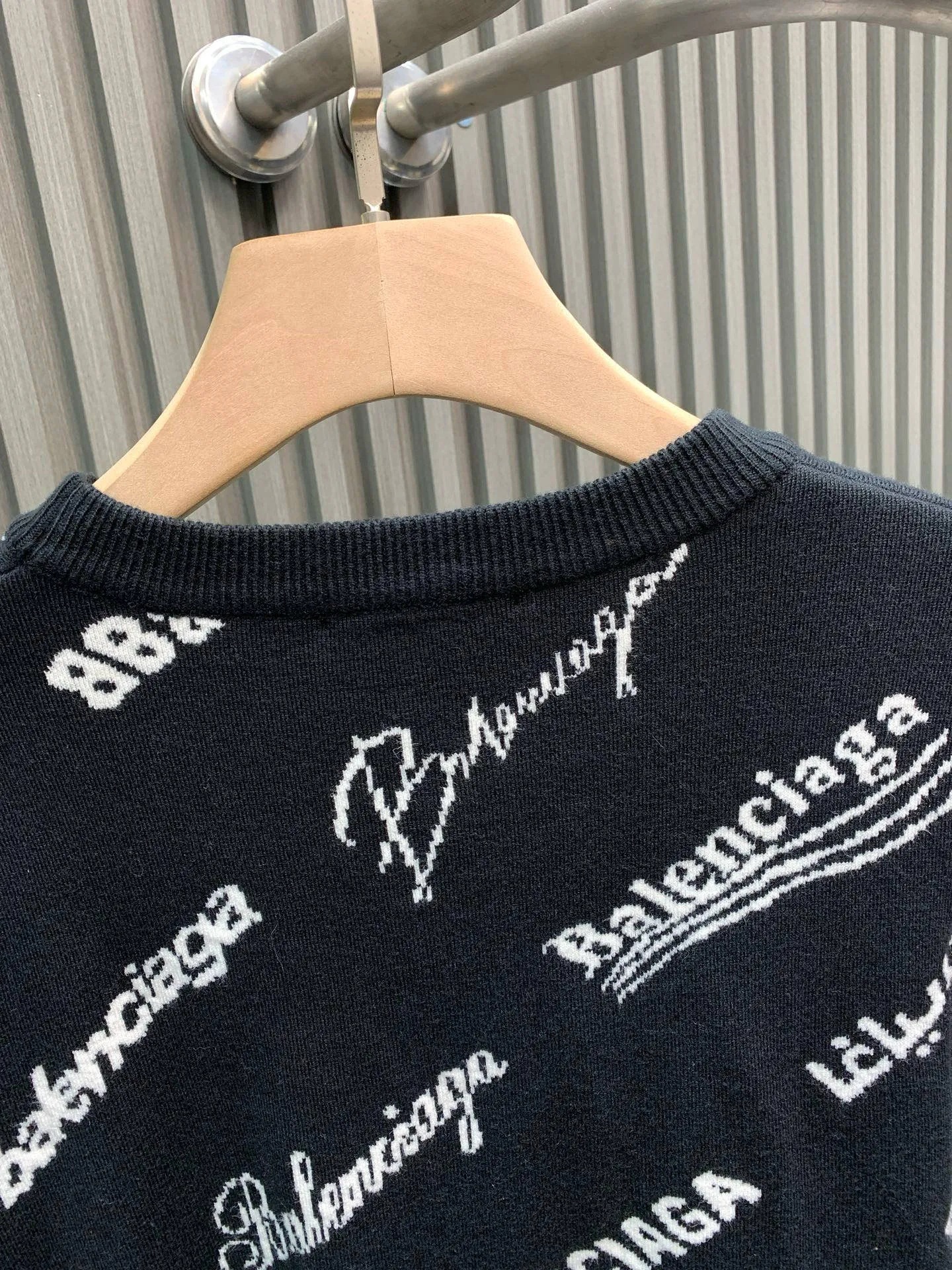 🅿️370 🀄️ balenci*ga/balenciaga balenci*ga#2025 early autumn new style Classic logo collection printed full-length long-sleeved sweater 2025 early autumn new product Brick cabinet synchronization The fabric is made of Paris zp custom-woven wool blend fabric. The cloth surface is clean and the texture is clear. Soft and comfortable. Good color fastness. Not easy to change. The thread is made of custom-woven and dyed without color difference. Cutting positioning Precision stencil, fine logo letters are clear, no burrs, three-dimensional effect, restore brick cabinets, welcome to compare, the version adopts os loose shoulder version, same style for men and women