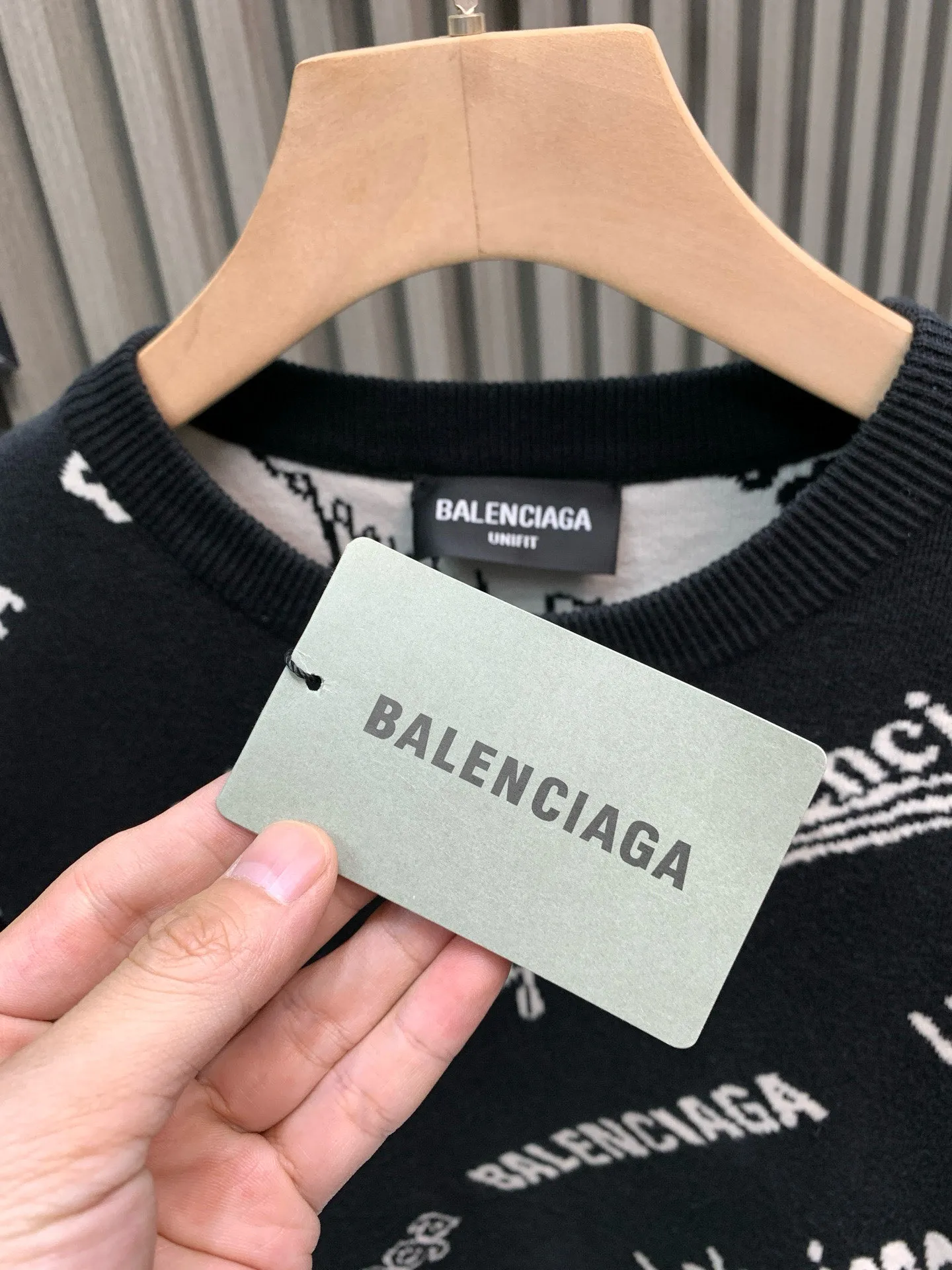 🅿️370 🀄️ balenci*ga/balenciaga balenci*ga#2025 early autumn new style Classic logo collection printed full-length long-sleeved sweater 2025 early autumn new product Brick cabinet synchronization The fabric is made of Paris zp custom-woven wool blend fabric. The cloth surface is clean and the texture is clear. Soft and comfortable. Good color fastness. Not easy to change. The thread is made of custom-woven and dyed without color difference. Cutting positioning Precision stencil, fine logo letters are clear, no burrs, three-dimensional effect, restore brick cabinets, welcome to compare, the version adopts os loose shoulder version, same style for men and women