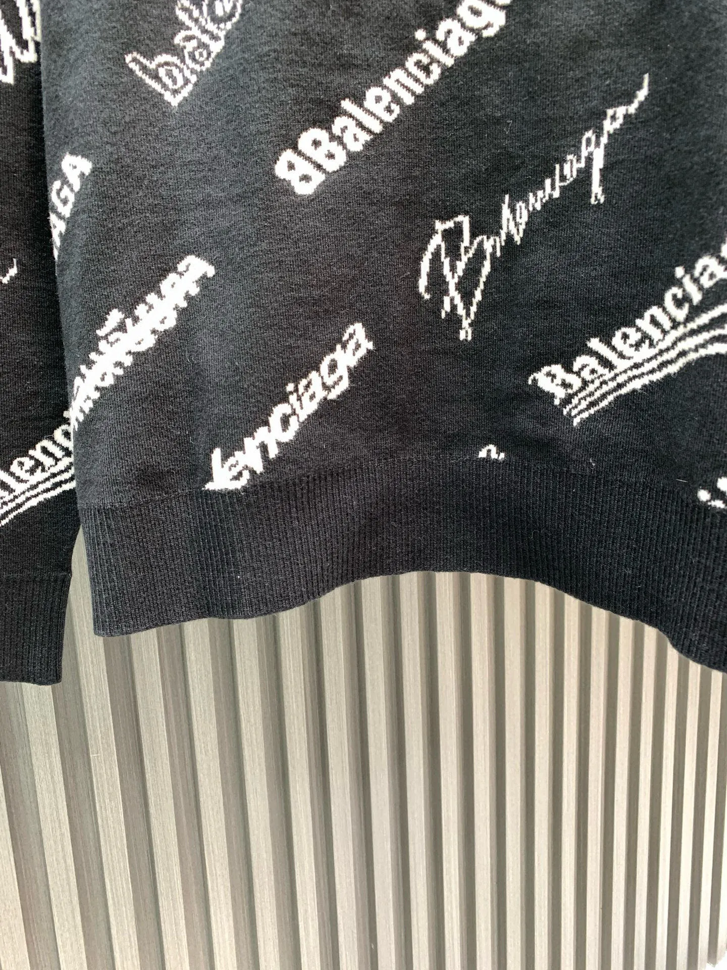 🅿️370 🀄️ balenci*ga/balenciaga balenci*ga#2025 early autumn new style Classic logo collection printed full-length long-sleeved sweater 2025 early autumn new product Brick cabinet synchronization The fabric is made of Paris zp custom-woven wool blend fabric. The cloth surface is clean and the texture is clear. Soft and comfortable. Good color fastness. Not easy to change. The thread is made of custom-woven and dyed without color difference. Cutting positioning Precision stencil, fine logo letters are clear, no burrs, three-dimensional effect, restore brick cabinets, welcome to compare, the version adopts os loose shoulder version, same style for men and women