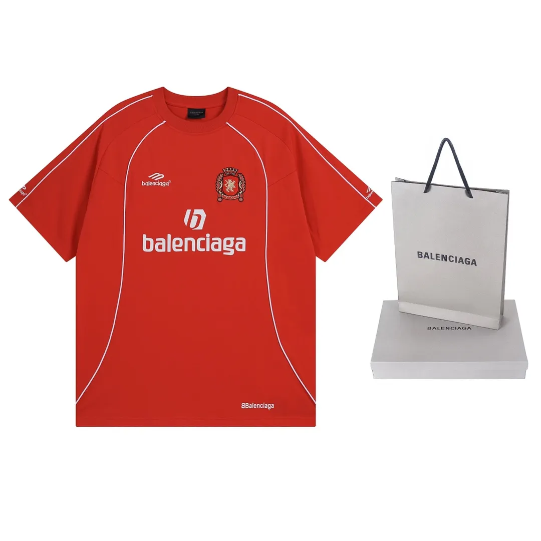 🅿️260 Detailed Pictures [Top version. Official website quality] BALENCI*GA/Paris new joint football sportswear LOGO embroidered printed short-sleeved T-shirt# The whole dress is stitched with multiple stitching edges. The craftsmanship is extremely complex and is popular in different markets. Positive P is pure cotton cloth, not an ordinary healthy cloth. Welcome to compare🆚. The fabric is made of Paris ZP custom-woven and dyed cotton double yarn. Weighing 260 grams, the cloth surface is clean. The cloth pattern is clear, soft and comfortable. The threads are dyed with no color difference. The classic pattern embroidery is embroidered by Tajima imported embroidery machine, and the printing uses imported glue. The letters are clear, three-dimensional and without burrs. Jubie market produces pictures based on pictures. Welcome to compare. The version adopts OS loose shoulder version. Same style for men and women. Code: BL223338 Color: black, white, pink, fluorescent yellow, red, Size: XS to L
