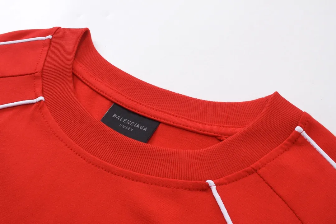 🅿️260 Detailed Pictures [Top version. Official website quality] BALENCI*GA/Paris new joint football sportswear LOGO embroidered printed short-sleeved T-shirt# The whole dress is stitched with multiple stitching edges. The craftsmanship is extremely complex and is popular in different markets. Positive P is pure cotton cloth, not an ordinary healthy cloth. Welcome to compare🆚. The fabric is made of Paris ZP custom-woven and dyed cotton double yarn. Weighing 260 grams, the cloth surface is clean. The cloth pattern is clear, soft and comfortable. The threads are dyed with no color difference. The classic pattern embroidery is embroidered by Tajima imported embroidery machine, and the printing uses imported glue. The letters are clear, three-dimensional and without burrs. Jubie market produces pictures based on pictures. Welcome to compare. The version adopts OS loose shoulder version. Same style for men and women. Code: BL223338 Color: black, white, pink, fluorescent yellow, red, Size: XS to L