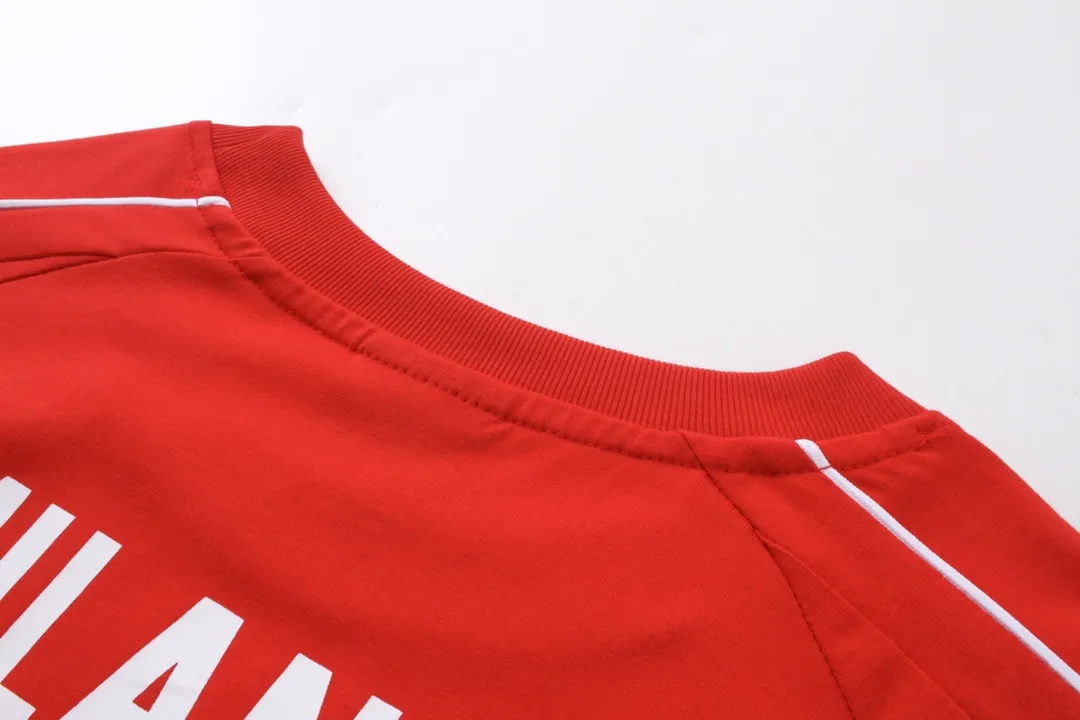 🅿️260 Detailed Pictures [Top version. Official website quality] BALENCI*GA/Paris new joint football sportswear LOGO embroidered printed short-sleeved T-shirt# The whole dress is stitched with multiple stitching edges. The craftsmanship is extremely complex and is popular in different markets. Positive P is pure cotton cloth, not an ordinary healthy cloth. Welcome to compare🆚. The fabric is made of Paris ZP custom-woven and dyed cotton double yarn. Weighing 260 grams, the cloth surface is clean. The cloth pattern is clear, soft and comfortable. The threads are dyed with no color difference. The classic pattern embroidery is embroidered by Tajima imported embroidery machine, and the printing uses imported glue. The letters are clear, three-dimensional and without burrs. Jubie market produces pictures based on pictures. Welcome to compare. The version adopts OS loose shoulder version. Same style for men and women. Code: BL223338 Color: black, white, pink, fluorescent yellow, red, Size: XS to L