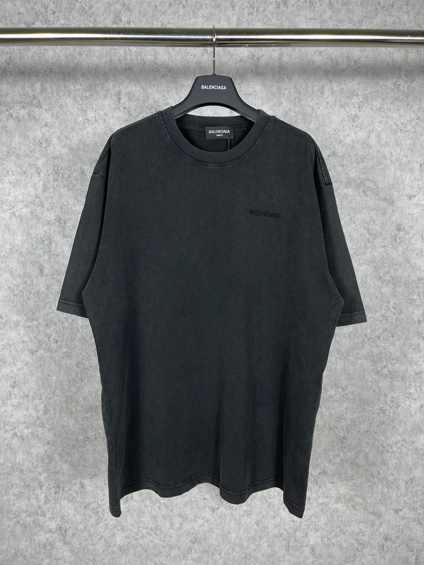 🅿️174 Real photos [Top version. Official website quality] BALENCI*GA/Paris#Classic letter embroidery short-sleeved T-shirt# The fabric is made of Paris ZP custom-woven and dyed cotton double yarn. Weighing 260 grams, the cloth surface is clean. The cloth pattern is clear, soft and comfortable. The color fastness is good. It is not easy to change color. The threads are dyed with no color difference. The classic pattern embroidery uses an imported embroidery machine, and the embroidery thread color is the original color. The letters are clear. The three-dimensional effect is strong. The embroidery is precise. Garments are washed in heavy water. Different market currencies, welcome to compare. The version adopts OS loose shoulder design. Same style for men and women. Code: BL223058 Color: washed black Size: XS to L