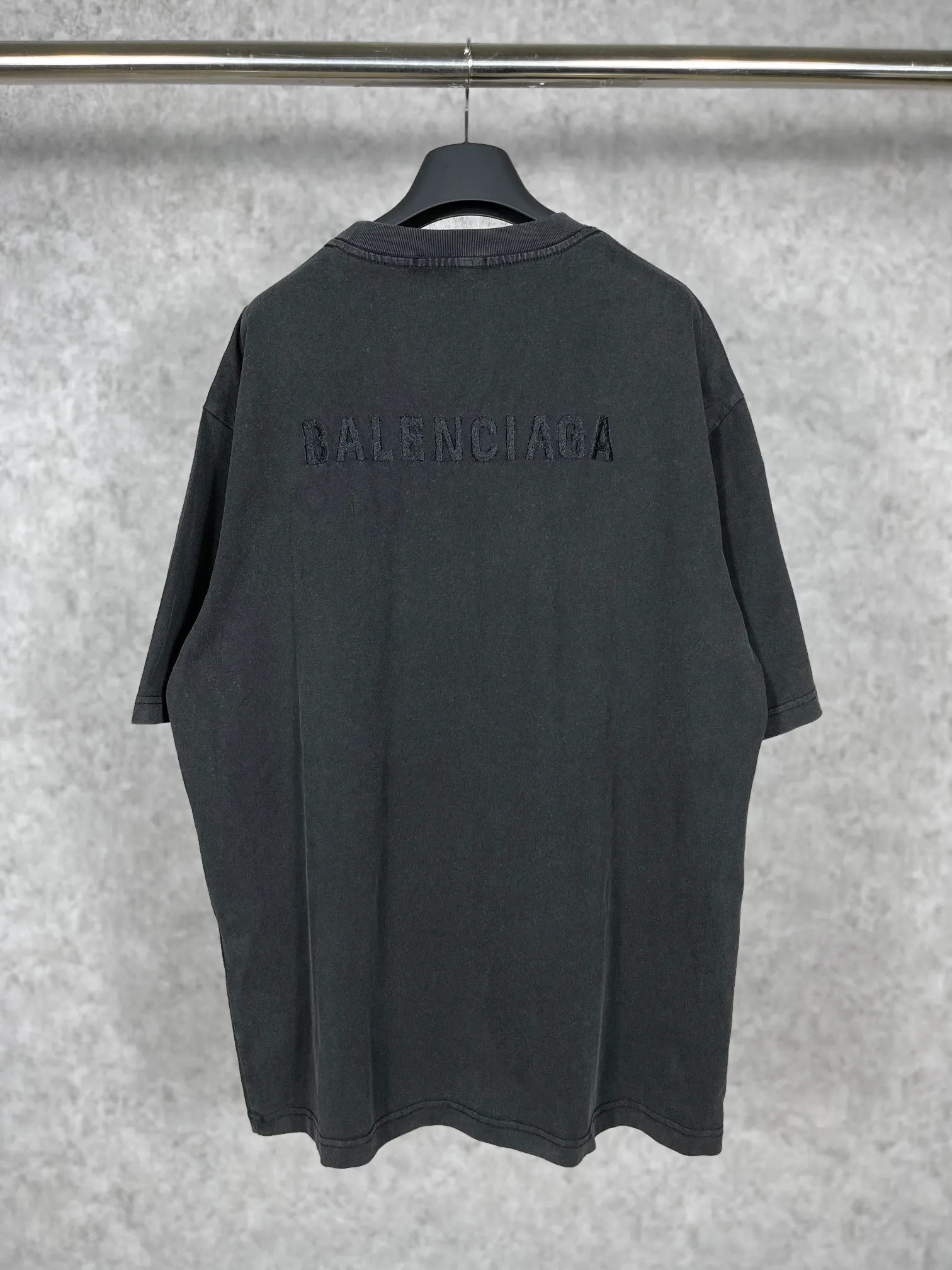 🅿️174 Real photos [Top version. Official website quality] BALENCI*GA/Paris#Classic letter embroidery short-sleeved T-shirt# The fabric is made of Paris ZP custom-woven and dyed cotton double yarn. Weighing 260 grams, the cloth surface is clean. The cloth pattern is clear, soft and comfortable. The color fastness is good. It is not easy to change color. The threads are dyed with no color difference. The classic pattern embroidery uses an imported embroidery machine, and the embroidery thread color is the original color. The letters are clear. The three-dimensional effect is strong. The embroidery is precise. Garments are washed in heavy water. Different market currencies, welcome to compare. The version adopts OS loose shoulder design. Same style for men and women. Code: BL223058 Color: washed black Size: XS to L