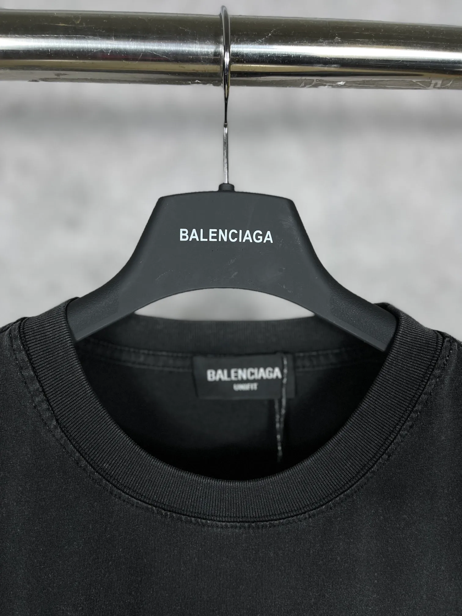 🅿️174 Real photos [Top version. Official website quality] BALENCI*GA/Paris#Classic letter embroidery short-sleeved T-shirt# The fabric is made of Paris ZP custom-woven and dyed cotton double yarn. Weighing 260 grams, the cloth surface is clean. The cloth pattern is clear, soft and comfortable. The color fastness is good. It is not easy to change color. The threads are dyed with no color difference. The classic pattern embroidery uses an imported embroidery machine, and the embroidery thread color is the original color. The letters are clear. The three-dimensional effect is strong. The embroidery is precise. Garments are washed in heavy water. Different market currencies, welcome to compare. The version adopts OS loose shoulder design. Same style for men and women. Code: BL223058 Color: washed black Size: XS to L