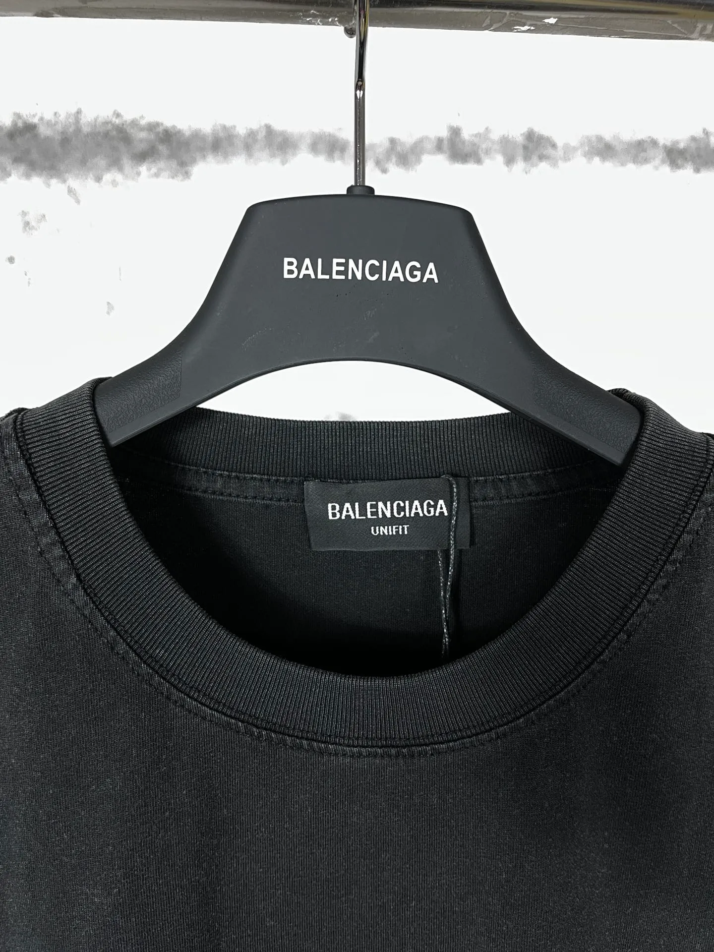 🅿️174 Real photos [Top version. Official website quality] BALENCI*GA/Paris#Classic letter embroidery short-sleeved T-shirt# The fabric is made of Paris ZP custom-woven and dyed cotton double yarn. Weighing 260 grams, the cloth surface is clean. The cloth pattern is clear, soft and comfortable. The color fastness is good. It is not easy to change color. The threads are dyed with no color difference. The classic pattern embroidery uses an imported embroidery machine, and the embroidery thread color is the original color. The letters are clear. The three-dimensional effect is strong. The embroidery is precise. Garments are washed in heavy water. Different market currencies, welcome to compare. The version adopts OS loose shoulder design. Same style for men and women. Code: BL223058 Color: washed black Size: XS to L