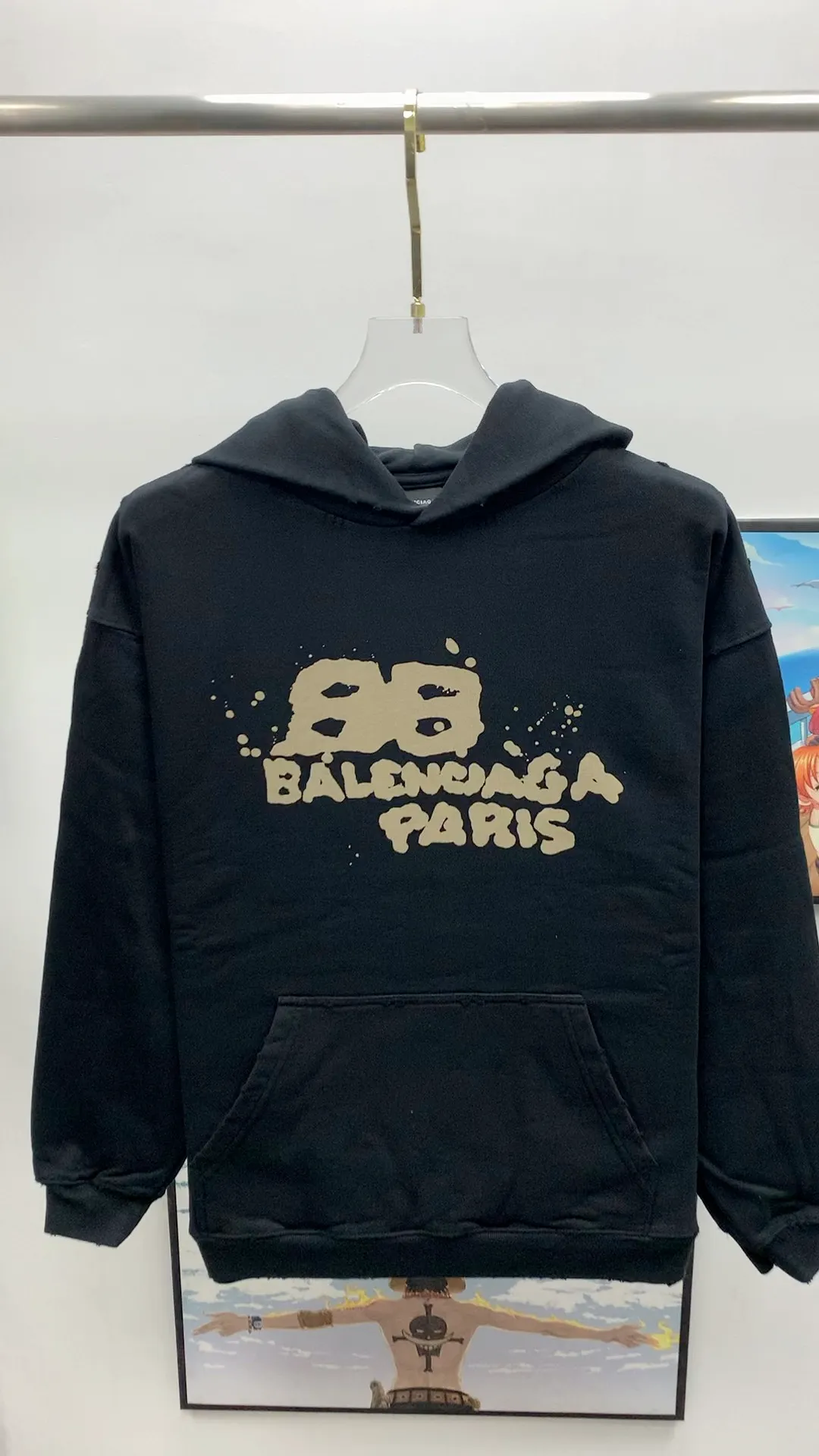 Frontal real shot video————Top tested version BALENCIAGA/Balenciaga 2023 SS BB hand-painted graffiti printed hooded sweatshirt ✅No.1 quality in this market Real ceiling quality ✅All original development attention to detail drawings to avoid stolen pictures from merchants ✅Correct 450g custom-woven and dyed 100% cotton double yarn tight cotton fabric ✅Imported Conley direct-injection printing color ZP consistent, clear and firm, no hand feel ✅Clear texture Soft and comfortable threads are custom-woven and dyed, no color difference ✅ over-weight craftsmanship, good color fastness, consistent ZP. Here I will explain why I am a little more expensive than others, 1. It seems to be a simple printing or embroidery, but it is not simple at all. 10000% imported machine restoration. Not just words. Welcome to compare with peers. 2. Each model is produced by the company. It’s not shameful to make a replica, it’s shameful if you can’t buy the correct version if you make a replica. 3. Note that the threaded collars are all original collars of certain countries and regions, with high wrapping. The width of the neckline and cabinets are accurate to the millimeter. Thick necklines are not easy to deform. The collars of high-end products are all restored cabinets. They are different from the big collars in the world. Ordinary garbage short-sleeves are printed with a print. The clavicle of the upper body is exposed. Please be patient. Customers who have bought genuine products or have seen genuine products will come back to place orders again. This is quality. This is quality. 4. Different styles of washed wheat main wheat, including imported wheat, have different colors and codes. Really restore the counter. As we all know, Balenciaga's collar labels in each quarter have different English or different colors. This distinguishes fast food from the world's same-colored main wheat washed wheat. 5. Pay attention to the workmanship. The stitching at the neckline has no folds, smooth and natural without overlapping lines, and truly restores this. This is something that many people cannot do. 6. The fabric is made of 450g Paris-specific double yarn. No one can make better fabrics than my family. There's really no way to compare it with the ordinary version on the market. Respect it. It's genuine and costs several thousand yuan. Don't buy it. Quality 7. The workmanship is fully restored. The packaging is fully restored. The cost is huge. 8. I guarantee here that this is the highest quality you can find. Size: XS-S-M-L (the correct version is very large) Color: black P:450