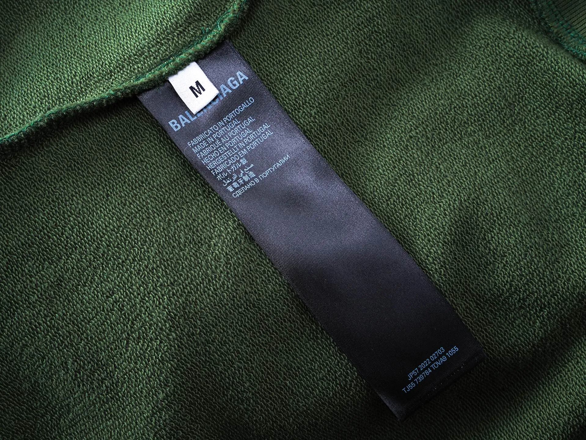 🅿️350 Actual pictures [Top version. Official website quality] BALENCI*GA/Paris.SS25 latest basketball uniform embroidered printed hooded long-sleeved sweatshirt. The front embroidery is embroidered and printed using a Tajima computer embroidery machine, the lower left corner is stamped, and the back piece is printed. The brick cabinets are synchronized. The authentic product is developed at the first time. The fabric is made of Paris ZP custom-woven and dyed cotton sweatshirt. Weighing 460 grams, the cloth surface is clean. The cloth pattern is clear, soft and comfortable. The threads are dyed with no color difference. The printing uses environmentally friendly imported materials, the letters are clear and the effect is three-dimensional. The version adopts OS loose shoulder design. Same style for men and women. Code: BL258959 Color: Black Purple Blue Green Size: XS S M L