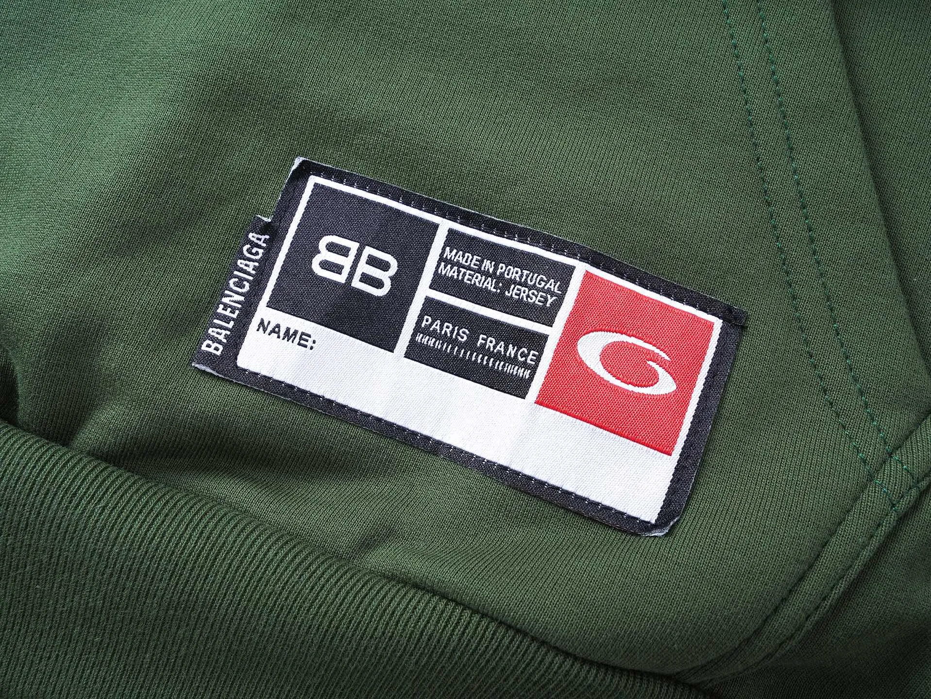 🅿️350 Actual pictures [Top version. Official website quality] BALENCI*GA/Paris.SS25 latest basketball uniform embroidered printed hooded long-sleeved sweatshirt. The front embroidery is embroidered and printed using a Tajima computer embroidery machine, the lower left corner is stamped, and the back piece is printed. The brick cabinets are synchronized. The authentic product is developed at the first time. The fabric is made of Paris ZP custom-woven and dyed cotton sweatshirt. Weighing 460 grams, the cloth surface is clean. The cloth pattern is clear, soft and comfortable. The threads are dyed with no color difference. The printing uses environmentally friendly imported materials, the letters are clear and the effect is three-dimensional. The version adopts OS loose shoulder design. Same style for men and women. Code: BL258959 Color: Black Purple Blue Green Size: XS S M L