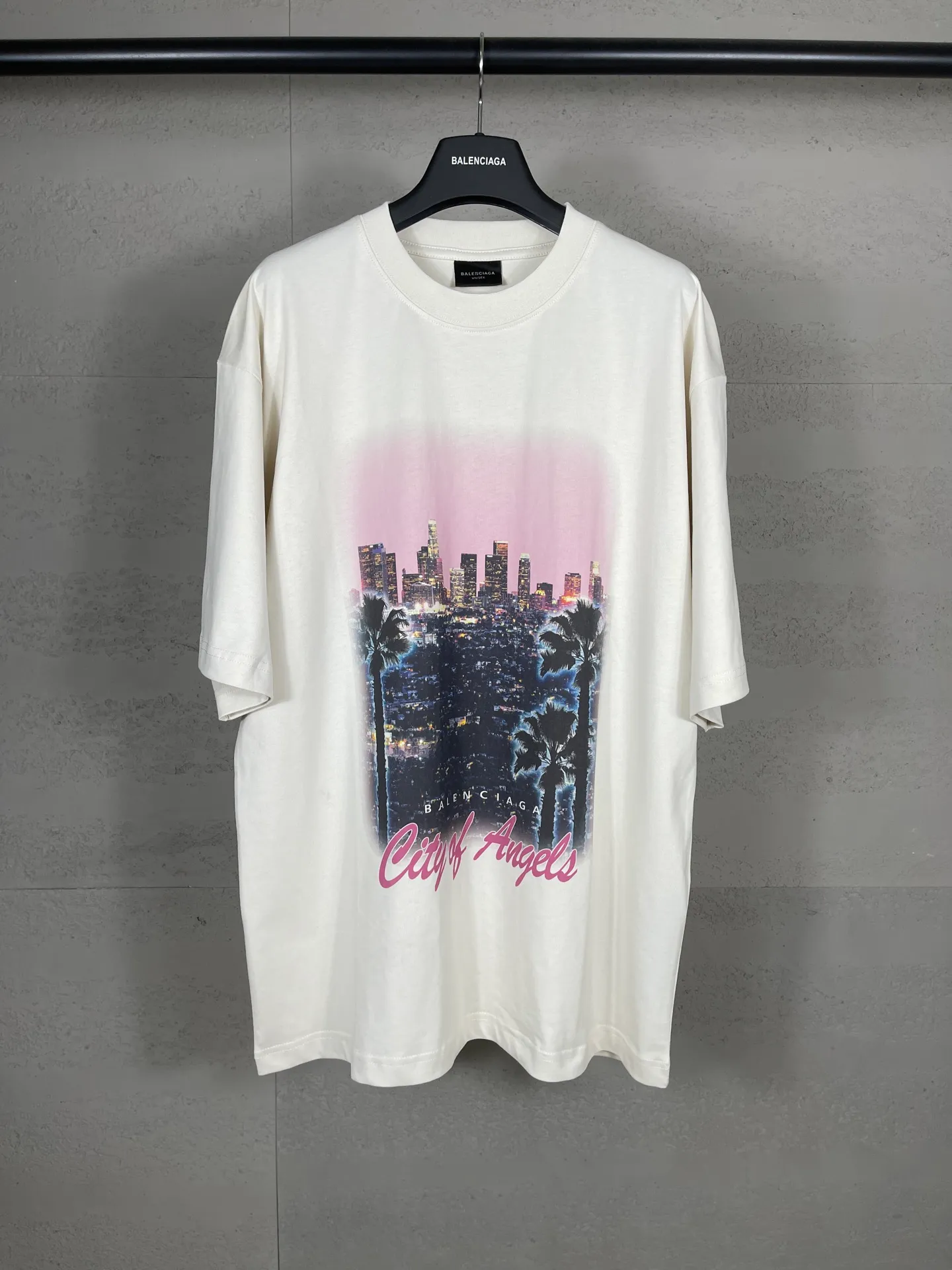 🅿️186 real photos [Top version. Official website quality] BALENCI*GA/25 new model. Garment-washed short-sleeved T-shirt with Los Angeles night scene direct-printed print on the front #SS25 latest style. Research and development at the first time, different market currencies. Comparisons welcome. The fabric is made of Paris ZP custom-woven and dyed cotton double yarn. Weighing 260 grams, the cloth surface is clean. The cloth pattern is clear, soft and comfortable. The threads are dyed with no color difference. Printing adopts computer direct printing. Garments are washed and aged. Jubie market currency. Welcome to compare. The version adopts OS loose shoulder design. Same style for men and women. Code: BL253698 Color: washed black, apricot Size: XS S M L