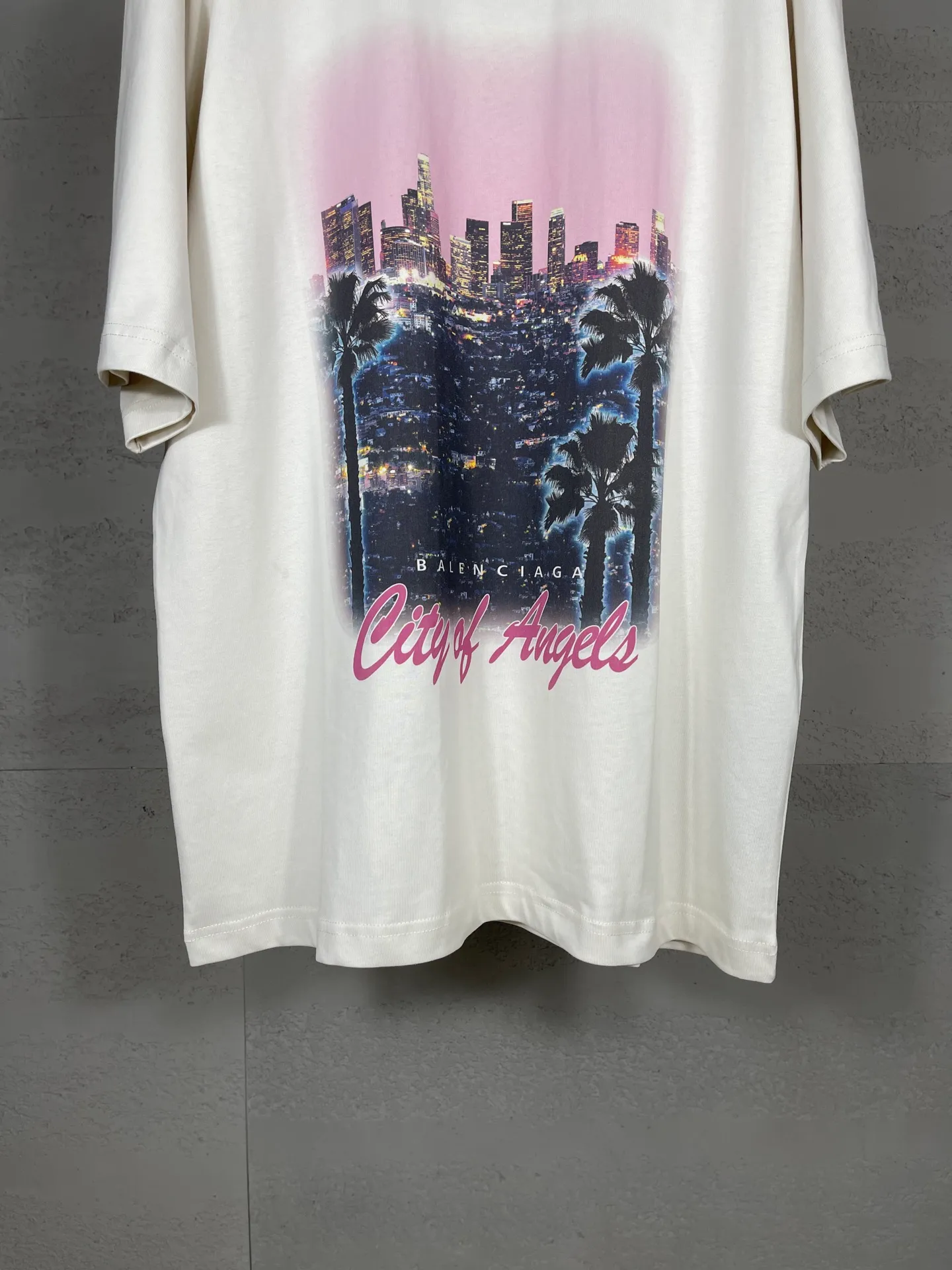 🅿️186 real photos [Top version. Official website quality] BALENCI*GA/25 new model. Garment-washed short-sleeved T-shirt with Los Angeles night scene direct-printed print on the front #SS25 latest style. Research and development at the first time, different market currencies. Comparisons welcome. The fabric is made of Paris ZP custom-woven and dyed cotton double yarn. Weighing 260 grams, the cloth surface is clean. The cloth pattern is clear, soft and comfortable. The threads are dyed with no color difference. Printing adopts computer direct printing. Garments are washed and aged. Jubie market currency. Welcome to compare. The version adopts OS loose shoulder design. Same style for men and women. Code: BL253698 Color: washed black, apricot Size: XS S M L