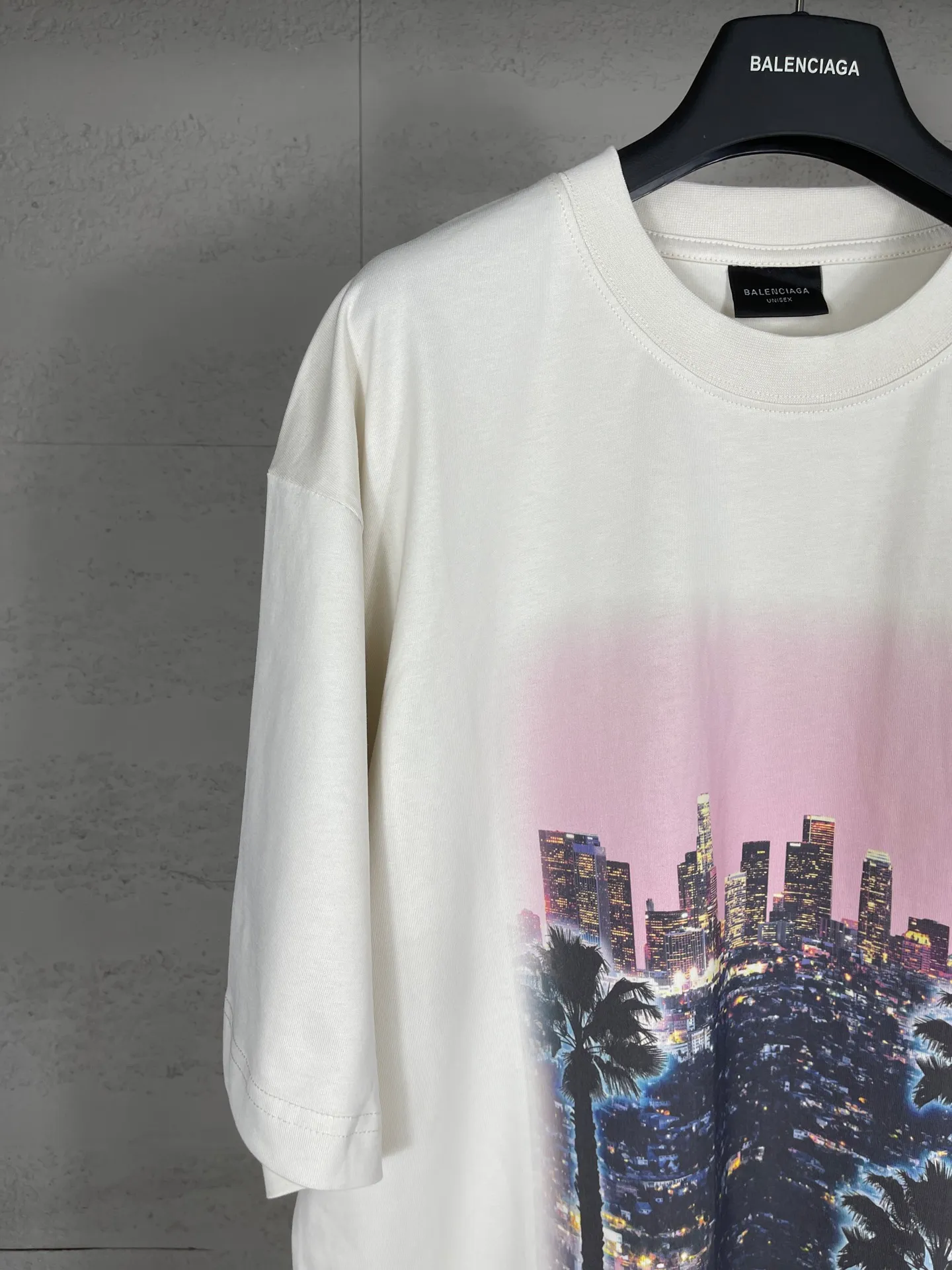 🅿️186 real photos [Top version. Official website quality] BALENCI*GA/25 new model. Garment-washed short-sleeved T-shirt with Los Angeles night scene direct-printed print on the front #SS25 latest style. Research and development at the first time, different market currencies. Comparisons welcome. The fabric is made of Paris ZP custom-woven and dyed cotton double yarn. Weighing 260 grams, the cloth surface is clean. The cloth pattern is clear, soft and comfortable. The threads are dyed with no color difference. Printing adopts computer direct printing. Garments are washed and aged. Jubie market currency. Welcome to compare. The version adopts OS loose shoulder design. Same style for men and women. Code: BL253698 Color: washed black, apricot Size: XS S M L