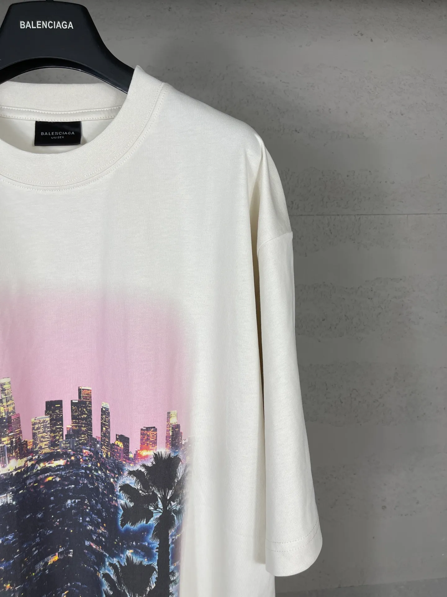 🅿️186 real photos [Top version. Official website quality] BALENCI*GA/25 new model. Garment-washed short-sleeved T-shirt with Los Angeles night scene direct-printed print on the front #SS25 latest style. Research and development at the first time, different market currencies. Comparisons welcome. The fabric is made of Paris ZP custom-woven and dyed cotton double yarn. Weighing 260 grams, the cloth surface is clean. The cloth pattern is clear, soft and comfortable. The threads are dyed with no color difference. Printing adopts computer direct printing. Garments are washed and aged. Jubie market currency. Welcome to compare. The version adopts OS loose shoulder design. Same style for men and women. Code: BL253698 Color: washed black, apricot Size: XS S M L
