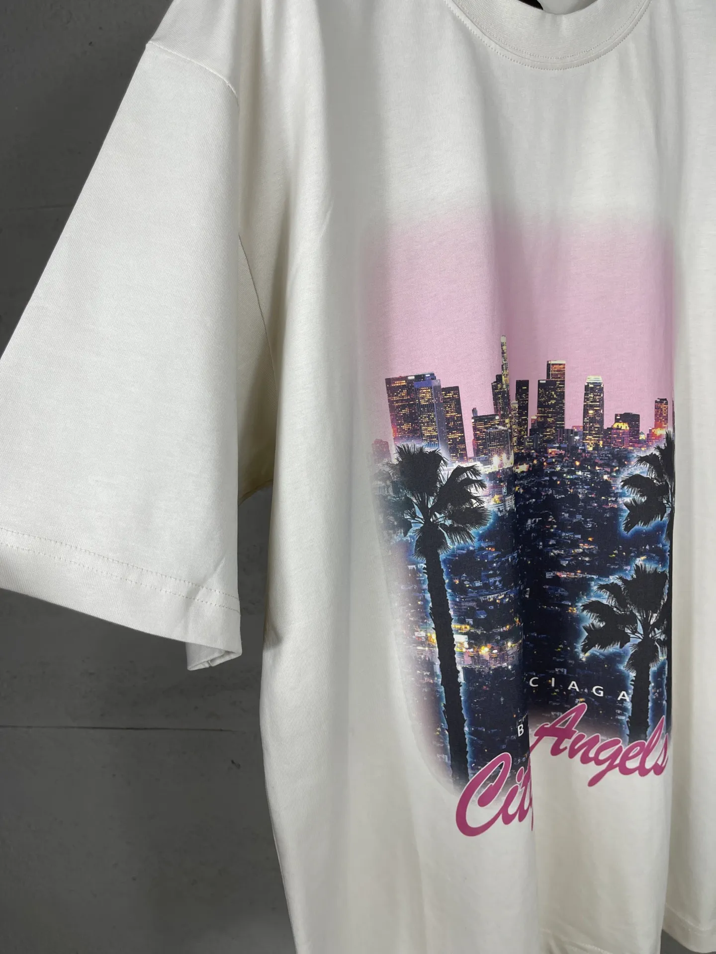 🅿️186 real photos [Top version. Official website quality] BALENCI*GA/25 new model. Garment-washed short-sleeved T-shirt with Los Angeles night scene direct-printed print on the front #SS25 latest style. Research and development at the first time, different market currencies. Comparisons welcome. The fabric is made of Paris ZP custom-woven and dyed cotton double yarn. Weighing 260 grams, the cloth surface is clean. The cloth pattern is clear, soft and comfortable. The threads are dyed with no color difference. Printing adopts computer direct printing. Garments are washed and aged. Jubie market currency. Welcome to compare. The version adopts OS loose shoulder design. Same style for men and women. Code: BL253698 Color: washed black, apricot Size: XS S M L