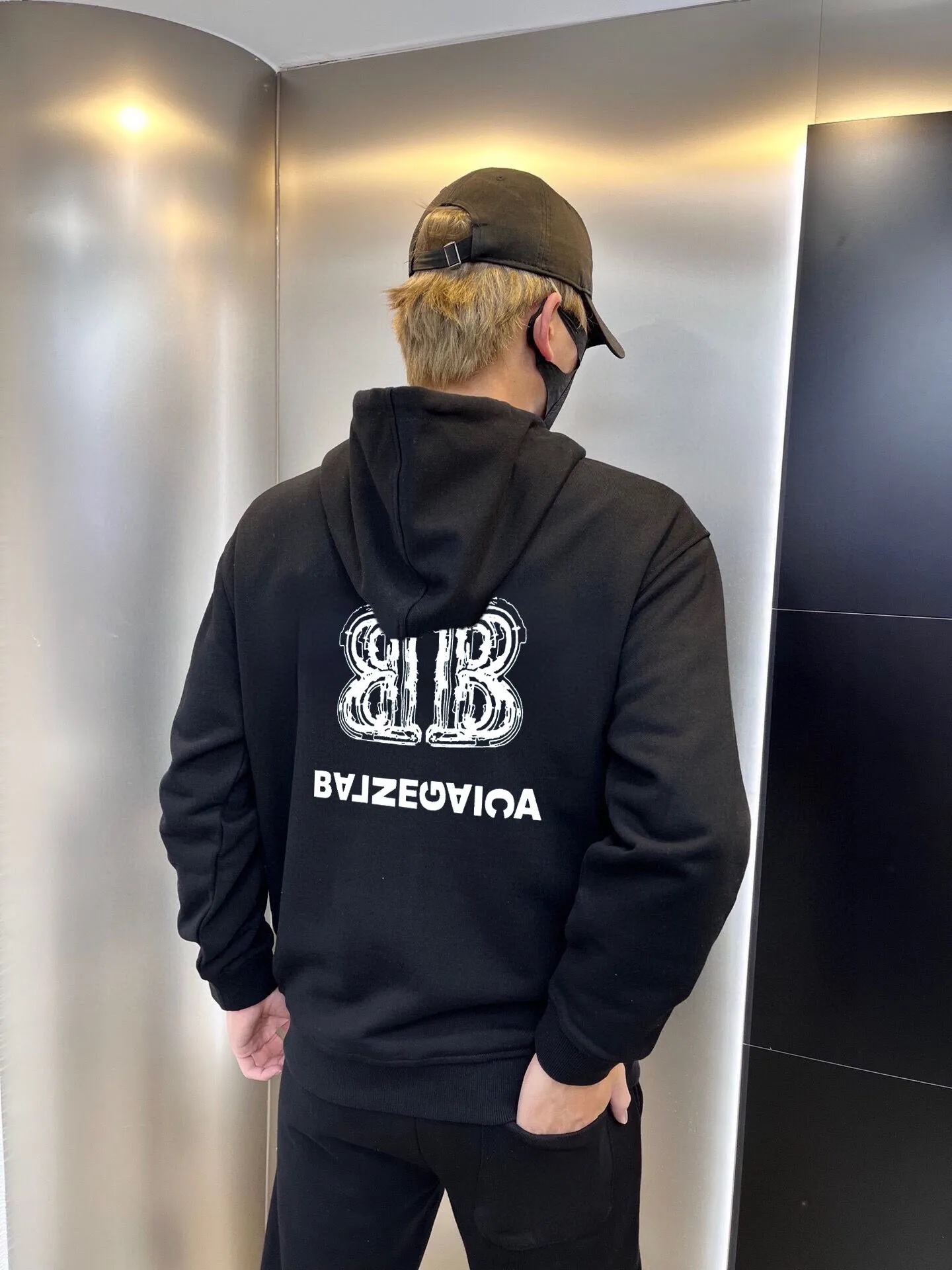 🅿️460 direct batch brand [BALENCIAGA] (thick velvet) 2025 autumn and winter new products, celebrities’ favorite fashion-flavored casual suits, clean and neat tailoring, full of urban style. Made of high-quality custom-made fabrics, the inner warmth is excellent, the hand feels soft and dry, and the upper body effect is crisp and stylish. The three-dimensional cutting process and the pattern are all of high standards, and the silhouette version has the right benefits! It is not tight at all, and you feel good when you put it on. So many top-quality raw materials create high-end products with unparalleled value. It is the first choice for high-end fashion people. (Size: M-4XL can wear up to 200 pounds)