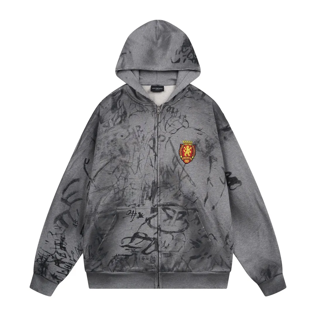 🅿️456 real photos [Top version. Official website quality] BALENCI*GA/Paris co-branded Manchester United. 24 latest. Hand-painted. Worn. Washed. Distressed. Worn. Inkjet painting. Graffiti. Zipper cardigan hooded sweatshirt. The embroidered insignia is heavily tattered. Top-quality board. Comparisons are welcome. The fabric is made of Paris ZP custom-woven and dyed cotton double yarn. Weighing 260 grams, the cloth surface is clean. The cloth pattern is clear, soft and comfortable. The threads are dyed with no color difference. The front pattern embroidery is made with imported machine embroidery. The color of the chapter mark is the same. The embroidery and border are embroidered. The chapter mark is worn and distressed to match the brick cabinet. Ready-made clothes are washed and distressed. Painted with graffiti. The entire piece of clothing is restored with overweight craftsmanship. Jubie market produces pictures based on pictures. Welcome to compare. The version adopts OS loose shoulder design. Same style for men and women. Code: BL238079 Color: gray, red, lake blue Size: XS S M L