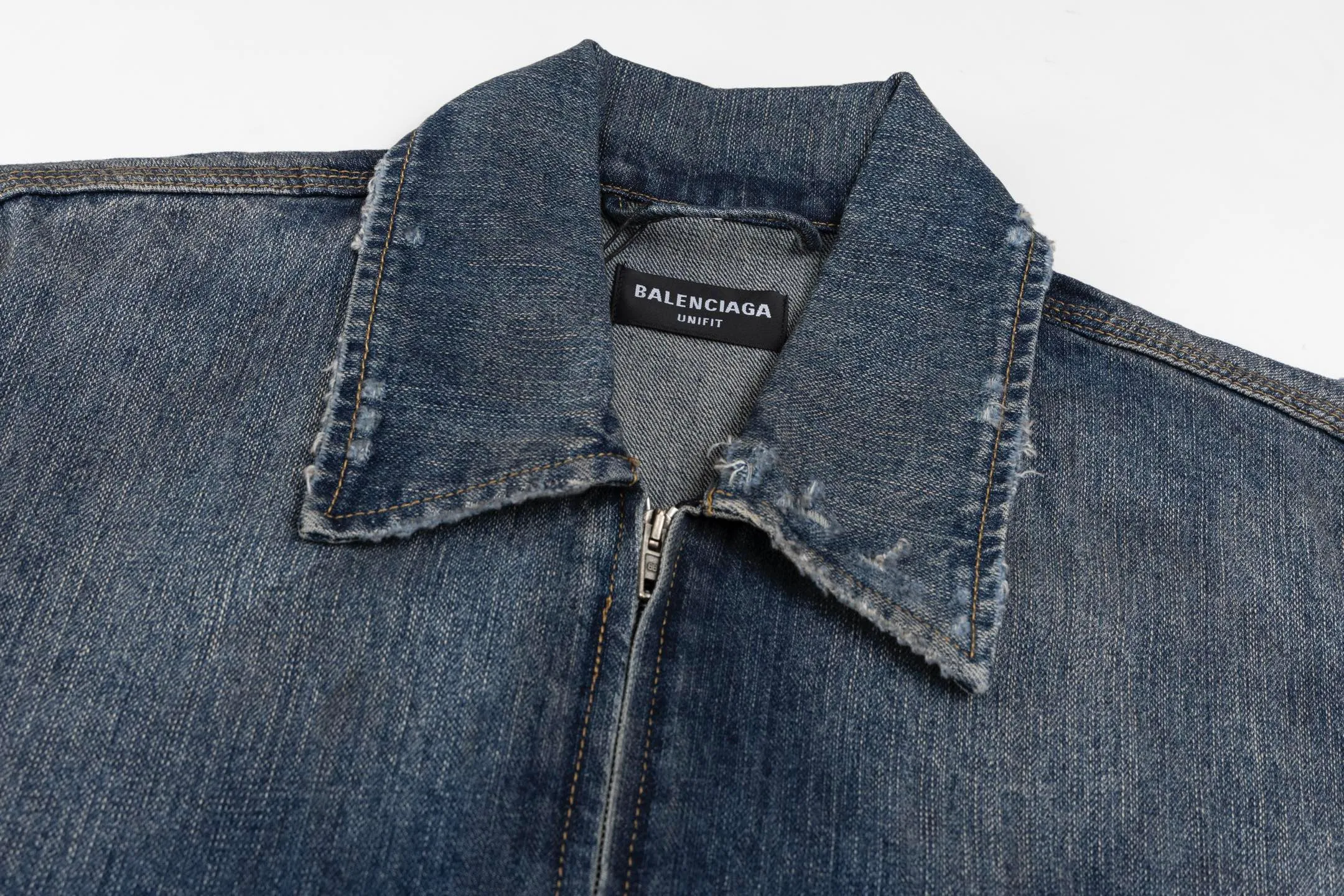 🅿️560 [Exclusive supply] BLCG 25SS ruined distressed denim jacket. The original version was purchased and developed for 14,300. The fabric is made of 100% pure cotton narrow twill denim fabric. It has been processed through multiple processes to present a retro distressed effect. The fabric has been desizing and washed three times, sanded and sanded, and hand-sprayed to create a natural fading and wooly texture. The sleeveless design is equipped with an ancient silver double-ended B-shaped zipper and has two diagonal pockets on the front. The details of the damage are hand-positioned, ground, and picked, and each cut location is carefully processed. The pocket fabric adopts custom weaving and dyeing process to ensure uniform color. The overall shape is an oversize silhouette, creating a loose and hanging street style. The denim fabric is specially treated to show natural fading and wear, reflecting the brand's signature vintage distressed style. Size:XS/S/M
