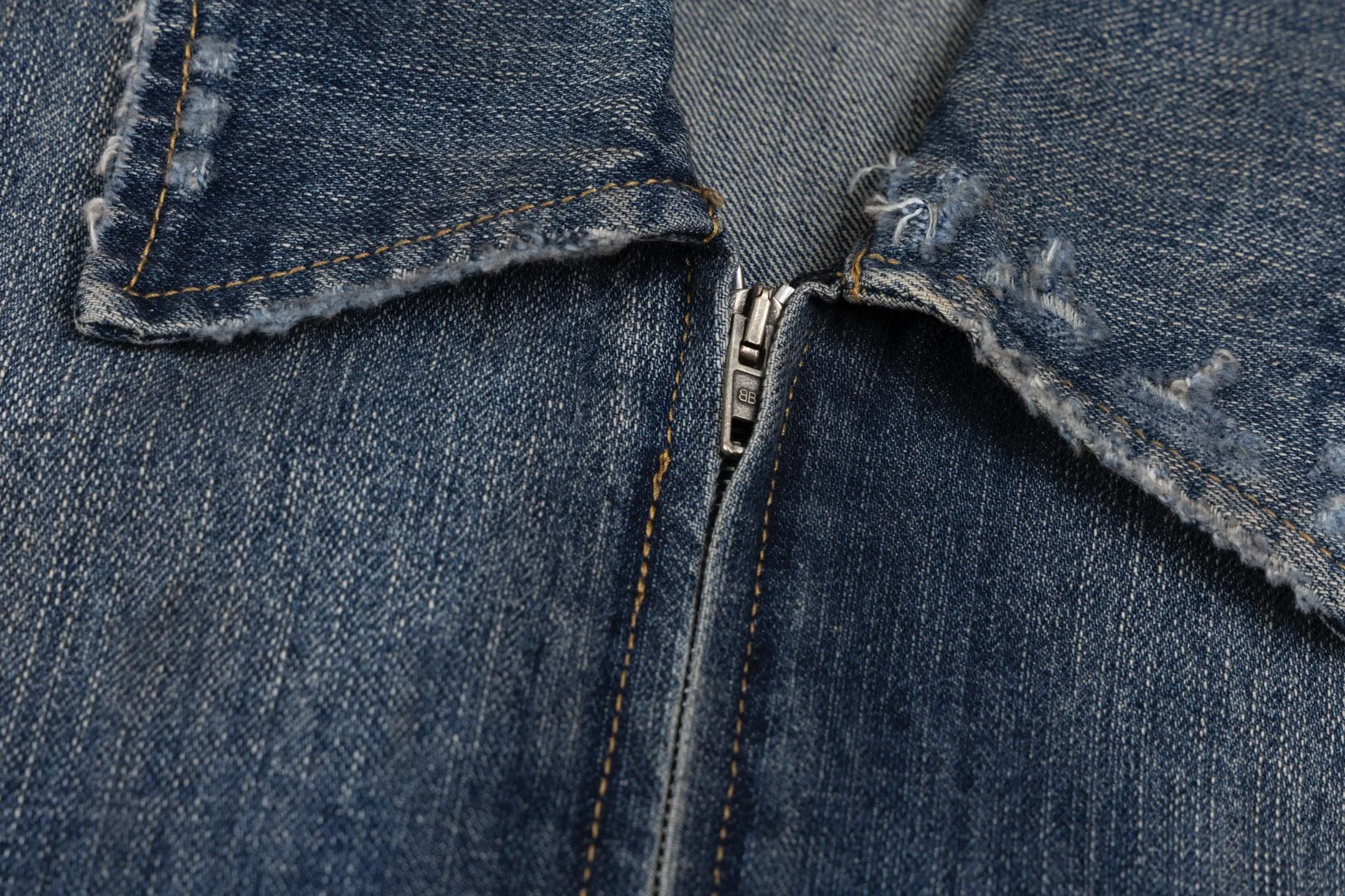 🅿️560 [Exclusive supply] BLCG 25SS ruined distressed denim jacket. The original version was purchased and developed for 14,300. The fabric is made of 100% pure cotton narrow twill denim fabric. It has been processed through multiple processes to present a retro distressed effect. The fabric has been desizing and washed three times, sanded and sanded, and hand-sprayed to create a natural fading and wooly texture. The sleeveless design is equipped with an ancient silver double-ended B-shaped zipper and has two diagonal pockets on the front. The details of the damage are hand-positioned, ground, and picked, and each cut location is carefully processed. The pocket fabric adopts custom weaving and dyeing process to ensure uniform color. The overall shape is an oversize silhouette, creating a loose and hanging street style. The denim fabric is specially treated to show natural fading and wear, reflecting the brand's signature vintage distressed style. Size:XS/S/M