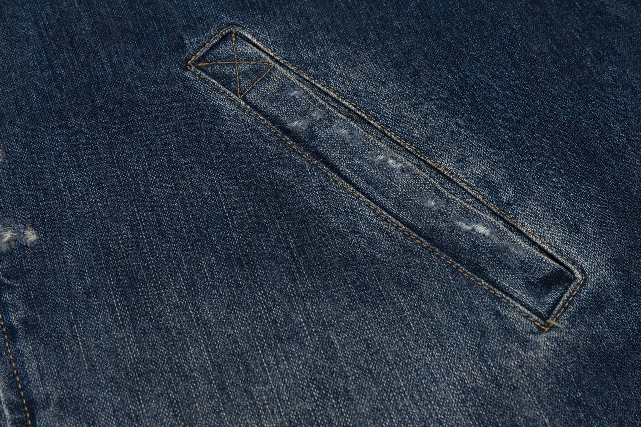 🅿️560 [Exclusive supply] BLCG 25SS ruined distressed denim jacket. The original version was purchased and developed for 14,300. The fabric is made of 100% pure cotton narrow twill denim fabric. It has been processed through multiple processes to present a retro distressed effect. The fabric has been desizing and washed three times, sanded and sanded, and hand-sprayed to create a natural fading and wooly texture. The sleeveless design is equipped with an ancient silver double-ended B-shaped zipper and has two diagonal pockets on the front. The details of the damage are hand-positioned, ground, and picked, and each cut location is carefully processed. The pocket fabric adopts custom weaving and dyeing process to ensure uniform color. The overall shape is an oversize silhouette, creating a loose and hanging street style. The denim fabric is specially treated to show natural fading and wear, reflecting the brand's signature vintage distressed style. Size:XS/S/M