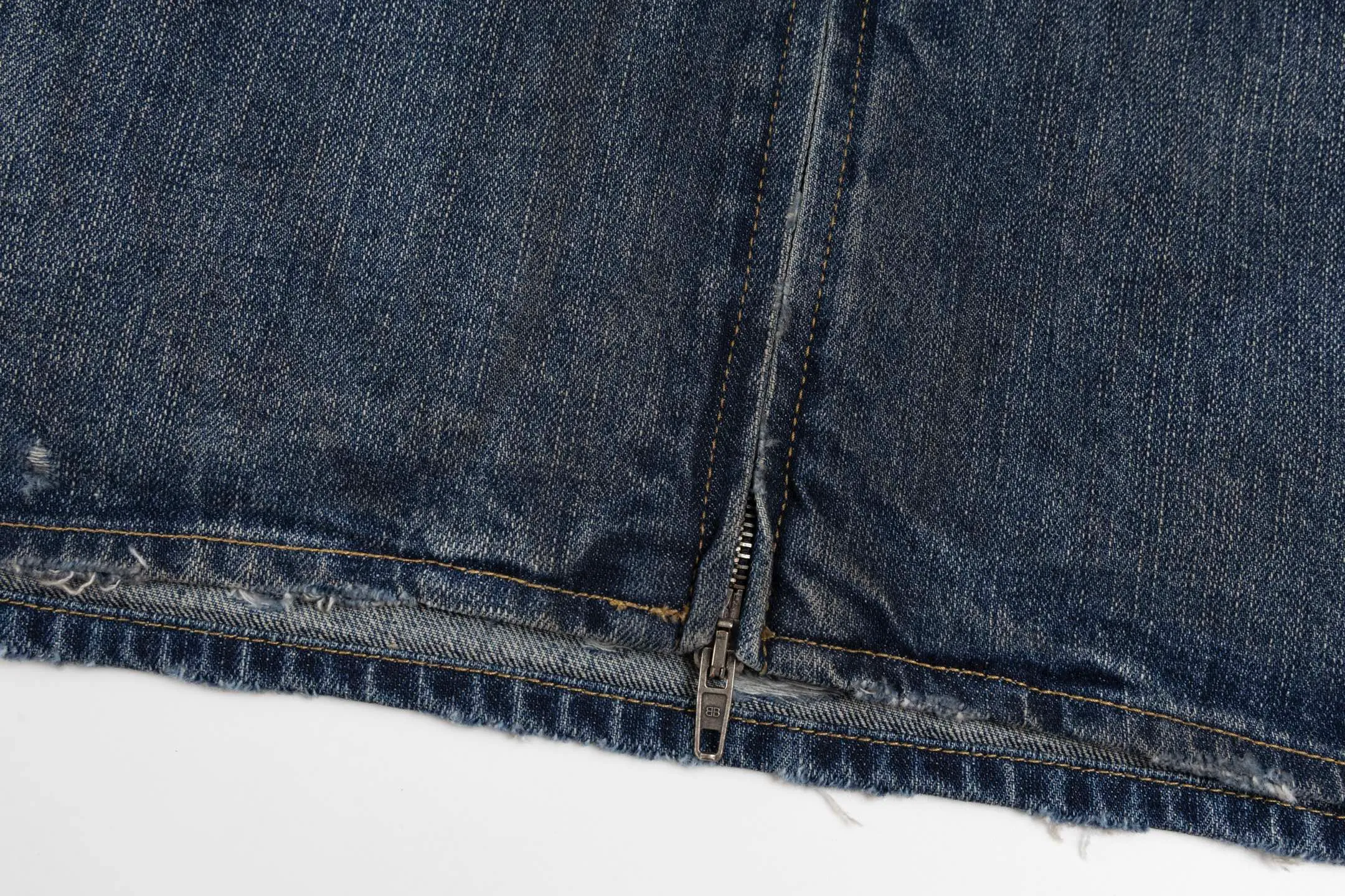🅿️560 [Exclusive supply] BLCG 25SS ruined distressed denim jacket. The original version was purchased and developed for 14,300. The fabric is made of 100% pure cotton narrow twill denim fabric. It has been processed through multiple processes to present a retro distressed effect. The fabric has been desizing and washed three times, sanded and sanded, and hand-sprayed to create a natural fading and wooly texture. The sleeveless design is equipped with an ancient silver double-ended B-shaped zipper and has two diagonal pockets on the front. The details of the damage are hand-positioned, ground, and picked, and each cut location is carefully processed. The pocket fabric adopts custom weaving and dyeing process to ensure uniform color. The overall shape is an oversize silhouette, creating a loose and hanging street style. The denim fabric is specially treated to show natural fading and wear, reflecting the brand's signature vintage distressed style. Size:XS/S/M