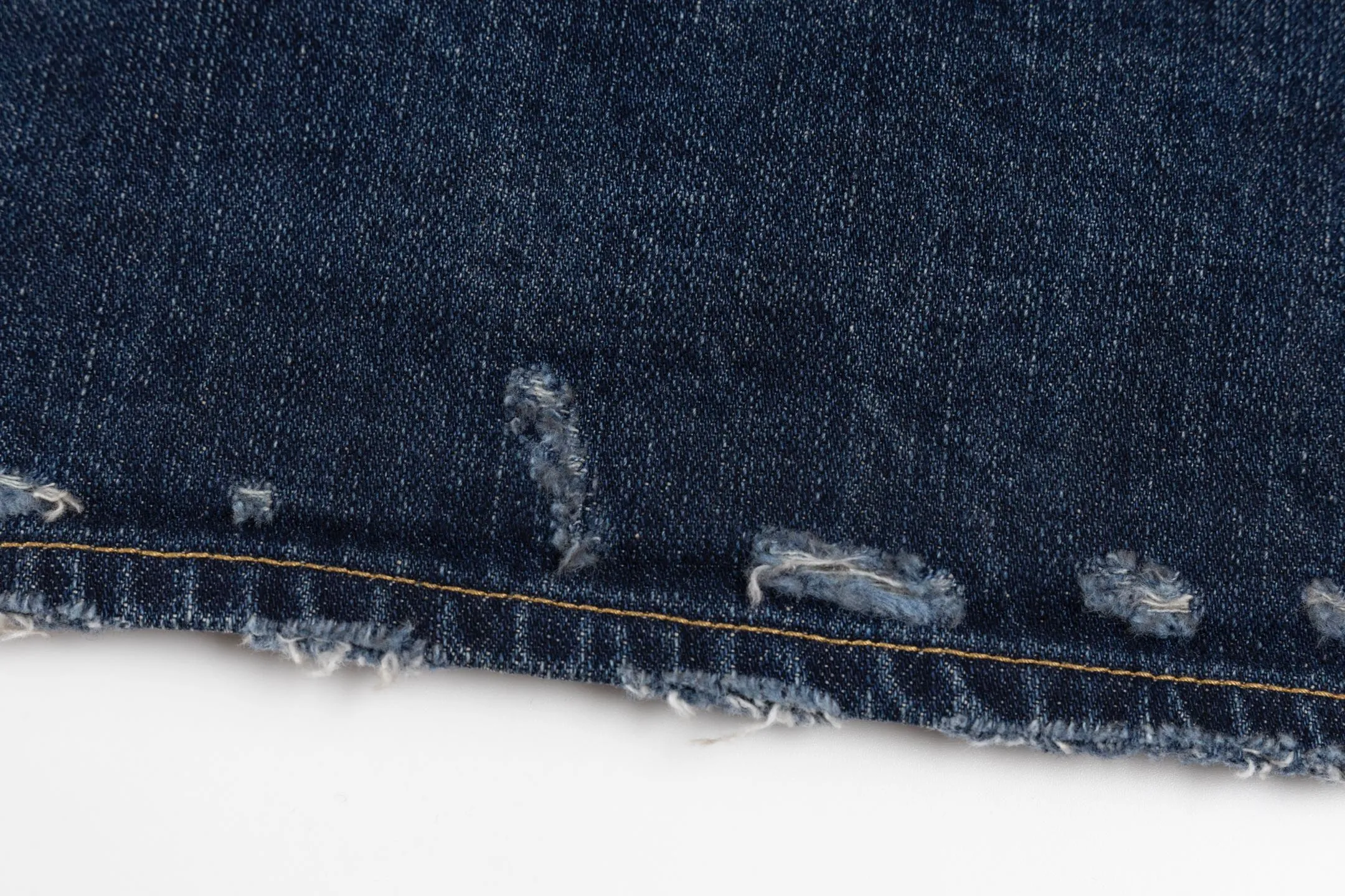 🅿️560 [Exclusive supply] BLCG 25SS ruined distressed denim jacket. The original version was purchased and developed for 14,300. The fabric is made of 100% pure cotton narrow twill denim fabric. It has been processed through multiple processes to present a retro distressed effect. The fabric has been desizing and washed three times, sanded and sanded, and hand-sprayed to create a natural fading and wooly texture. The sleeveless design is equipped with an ancient silver double-ended B-shaped zipper and has two diagonal pockets on the front. The details of the damage are hand-positioned, ground, and picked, and each cut location is carefully processed. The pocket fabric adopts custom weaving and dyeing process to ensure uniform color. The overall shape is an oversize silhouette, creating a loose and hanging street style. The denim fabric is specially treated to show natural fading and wear, reflecting the brand's signature vintage distressed style. Size:XS/S/M