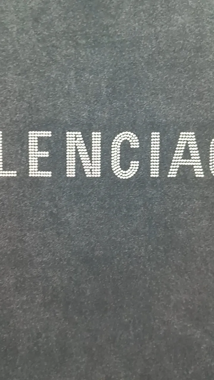 Real shot video on the back————The top tested version BALENCIAGA BLCG Balenciaga washed, distressed, frayed and perforated. The same style pure cotton short-sleeved T-shirt for male and female couples stars. The collision of very basic black distressed snowflakes and thousands of bling bling rhinestones is simply the best-looking, it really shines. Using pure cotton fabric heavy-duty washed enzyme ready-made garments fried snowflake technology to create an old retro black and gray The rhinestones on the back are pressed with ultra-fine high temperature and are not easy to fall off. They are very delicate and show the feel of Swarovski rhinestones. They are full of high-end and motorcycle, showing luxury. Classic and durable. The rhinestones sparkle brilliantly no matter in the sun. Casual and loose version, lazy and casual, invincible slimming. Same style for men and women, very fashionable casually. Color: washed black The fabric is made of 280g double-ply double-yarn plain cotton loose fabric, and the washed weight of the finished product is as high as 400g! Size: XS-L P:310