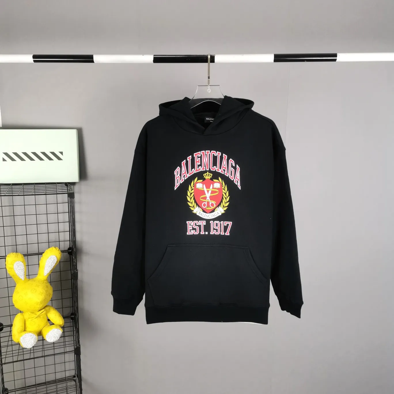 The top tested version of Balenciaga logo printed EST 1917 knitted T-shirt 2022 new style autumn and winter hoodie sweatshirt for men and women couples. The process adopts Kangli printing cracking effect. This crack is not a line pattern, but a three-dimensional burst pattern. How many versions on the market are based on pictures? Just make pictures, not craftsmanship? Without a version, it would be impossible to create the original flavor, and it would be almost pointless to brag! The front panel printing glue bursting effect uses imported transparent slurry to scrape the bottom to make the printing bursting feel uniform. (PS: If this process is missing, the printing will easily fall off in large areas after cracking) The fabric is made of 520g composite crystal velvet fabric, which is full of drape, loose and good on the skin. Color: black white Size: XS-L (maximum wear: 230 pounds) P:490