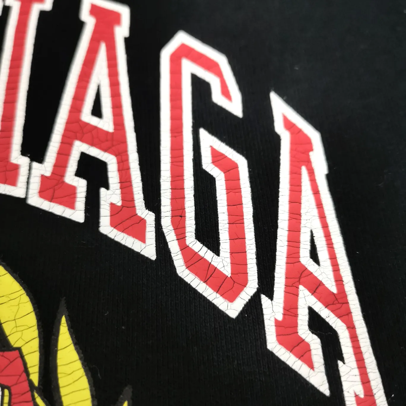 The top tested version of Balenciaga logo printed EST 1917 knitted T-shirt 2022 new style autumn and winter hoodie sweatshirt for men and women couples. The process adopts Kangli printing cracking effect. This crack is not a line pattern, but a three-dimensional burst pattern. How many versions on the market are based on pictures? Just make pictures, not craftsmanship? Without a version, it would be impossible to create the original flavor, and it would be almost pointless to brag! The front panel printing glue bursting effect uses imported transparent slurry to scrape the bottom to make the printing bursting feel uniform. (PS: If this process is missing, the printing will easily fall off in large areas after cracking) The fabric is made of 520g composite crystal velvet fabric, which is full of drape, loose and good on the skin. Color: black white Size: XS-L (maximum wear: 230 pounds) P:490