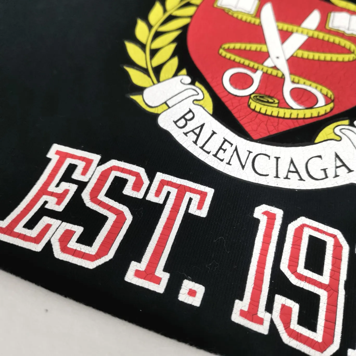 The top tested version of Balenciaga logo printed EST 1917 knitted T-shirt 2022 new style autumn and winter hoodie sweatshirt for men and women couples. The process adopts Kangli printing cracking effect. This crack is not a line pattern, but a three-dimensional burst pattern. How many versions on the market are based on pictures? Just make pictures, not craftsmanship? Without a version, it would be impossible to create the original flavor, and it would be almost pointless to brag! The front panel printing glue bursting effect uses imported transparent slurry to scrape the bottom to make the printing bursting feel uniform. (PS: If this process is missing, the printing will easily fall off in large areas after cracking) The fabric is made of 520g composite crystal velvet fabric, which is full of drape, loose and good on the skin. Color: black white Size: XS-L (maximum wear: 230 pounds) P:490