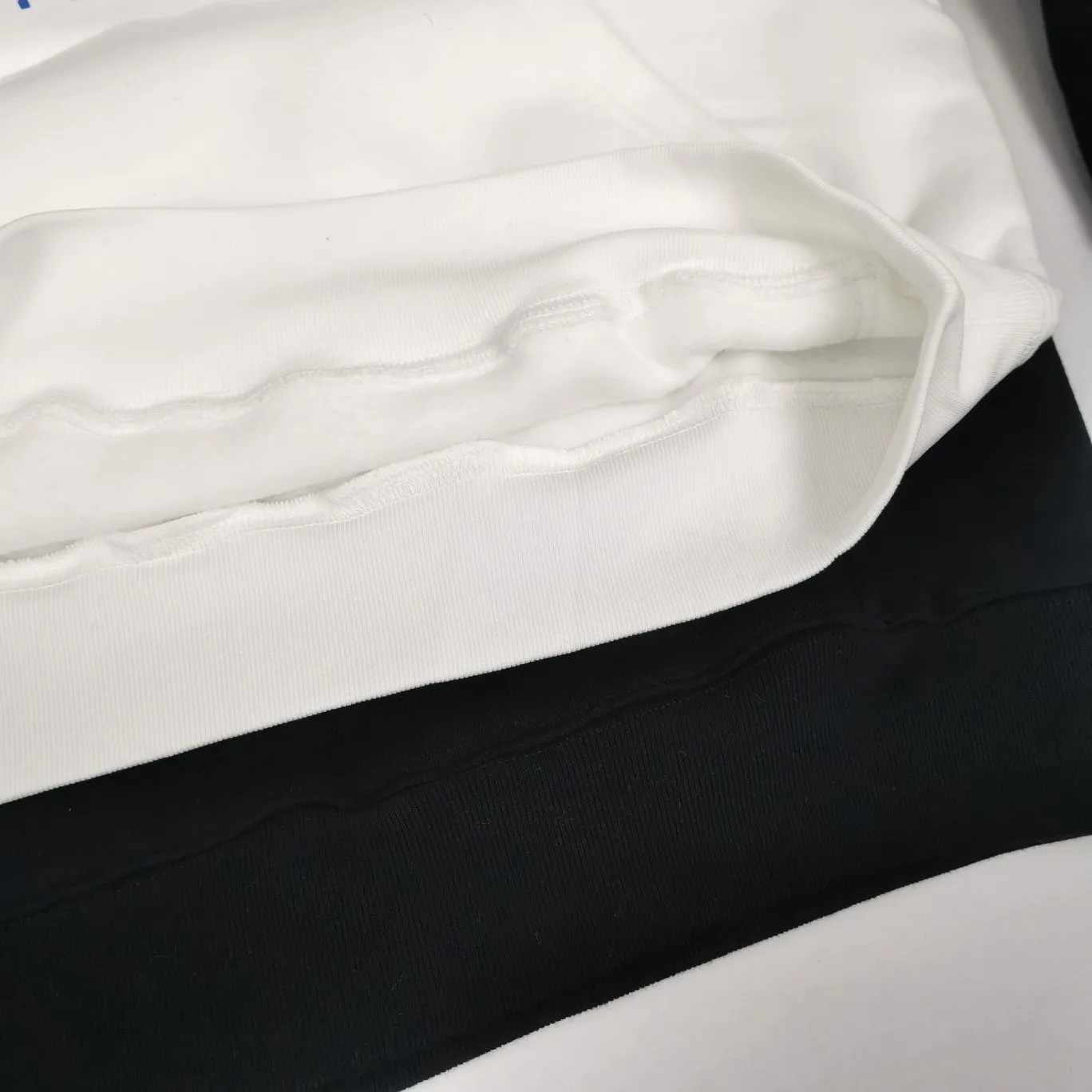 The top tested version of Balenciaga logo printed EST 1917 knitted T-shirt 2022 new style autumn and winter hoodie sweatshirt for men and women couples. The process adopts Kangli printing cracking effect. This crack is not a line pattern, but a three-dimensional burst pattern. How many versions on the market are based on pictures? Just make pictures, not craftsmanship? Without a version, it would be impossible to create the original flavor, and it would be almost pointless to brag! The front panel printing glue bursting effect uses imported transparent slurry to scrape the bottom to make the printing bursting feel uniform. (PS: If this process is missing, the printing will easily fall off in large areas after cracking) The fabric is made of 520g composite crystal velvet fabric, which is full of drape, loose and good on the skin. Color: black white Size: XS-L (maximum wear: 230 pounds) P:490