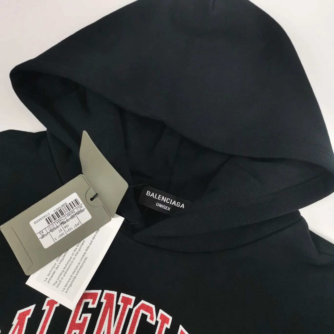 The top tested version of Balenciaga logo printed EST 1917 knitted T-shirt 2022 new style autumn and winter hoodie sweatshirt for men and women couples. The process adopts Kangli printing cracking effect. This crack is not a line pattern, but a three-dimensional burst pattern. How many versions on the market are based on pictures? Just make pictures, not craftsmanship? Without a version, it would be impossible to create the original flavor, and it would be almost pointless to brag! The front panel printing glue bursting effect uses imported transparent slurry to scrape the bottom to make the printing bursting feel uniform. (PS: If this process is missing, the printing will easily fall off in large areas after cracking) The fabric is made of 520g composite crystal velvet fabric, which is full of drape, loose and good on the skin. Color: black white Size: XS-L (maximum wear: 230 pounds) P:490
