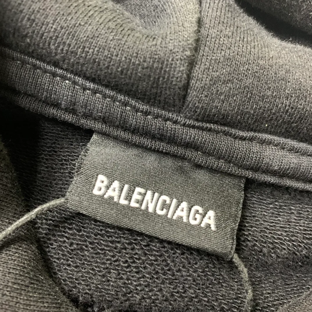 The top tried and tested version of BALENCIAGA's love ❤️printed male and female couple star's same style pullover hoodie sweatshirt. Decorated with I ❤️art work embroidery on the front｜brand logo embroidery on the lower back｜distressed effect. Heavy 480g pure cotton terry fabric, full of feel. The weight of the ready-made clothes is more than one kilogram, and the drape is very good! The new plate-making process that imitates hand embroidery has the rough feel of hand embroidery, and the stitching method is adjusted according to the original pattern. After embroidery, the stitching technique is imitated by hand embroidery, and the smooth curves highlight the embroidery effect.  The main body of the logo pattern is precision stitched; the embroidery is very fine and dense. Linen embroidery thread is used combined with dense processing to increase the three-dimensional effect, and the embroidery body has a subtle matte visual texture. Color: washed black white Size: S--XL P:390