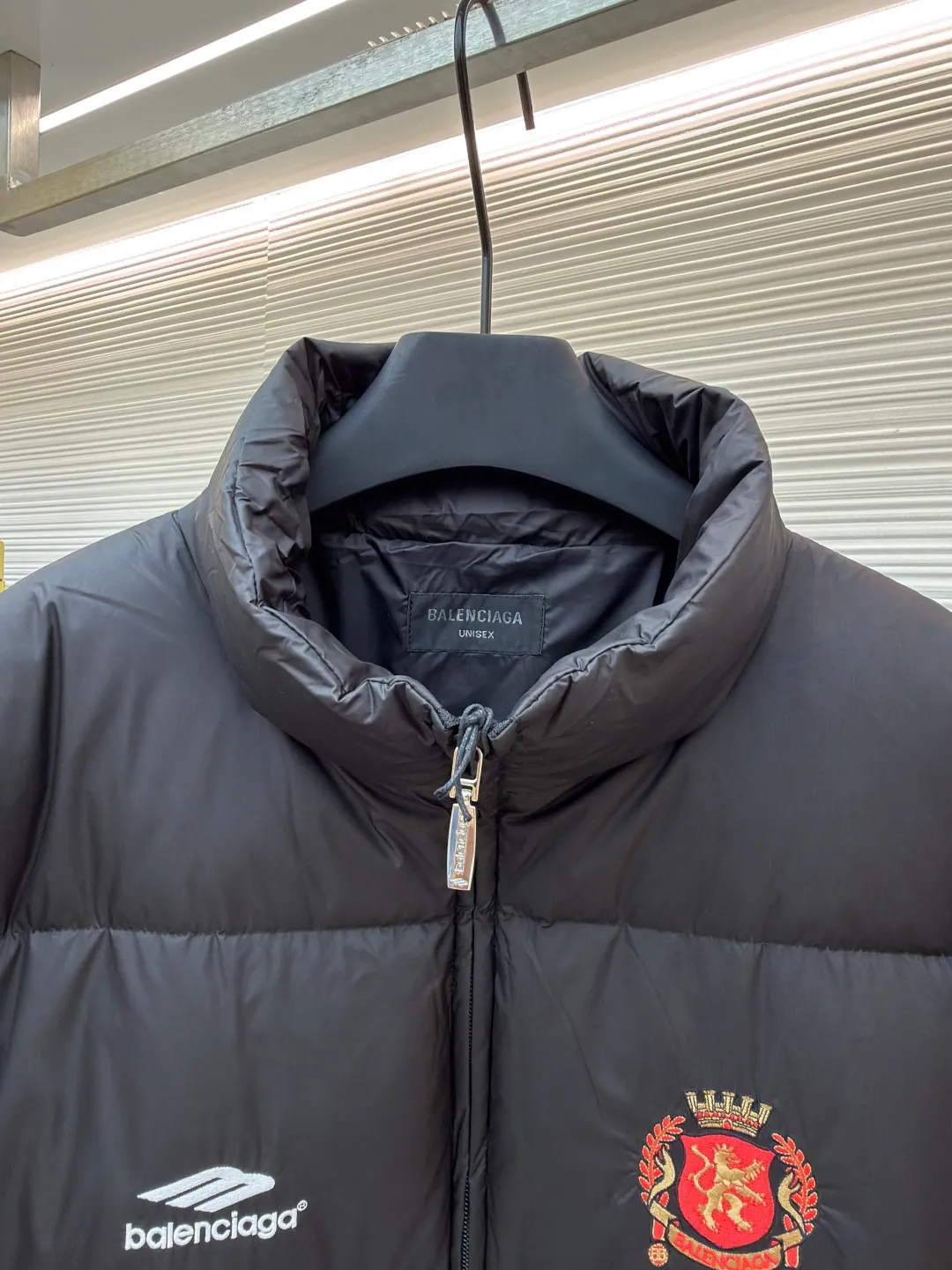 Balenciaga Manchester United joint football down jacket ●Item number: 1681324-C45 ●Material: white duck down fabric ●Technology: mechanical down filling ●Color: black ●Version: fitted version ●Weight: about 865 grams ●Size: S-M-L-XL ●Description: Combining fashion brands with football clubs, the Manchester United team emblem adopts embroidery technology and uses imported Tajima embroidery machines to not only make the pattern more three-dimensional and full. Due to the high precision of the screen printing, the down jacket adopts a stand-up collar zipper design, which is both handsome and practical. It is windproof and warm while adding a sense of fashion. It can be matched with the same style to create a fashionable look, and can be used in various occasions. Customized accessories, complete with three standards, same style for men and women!