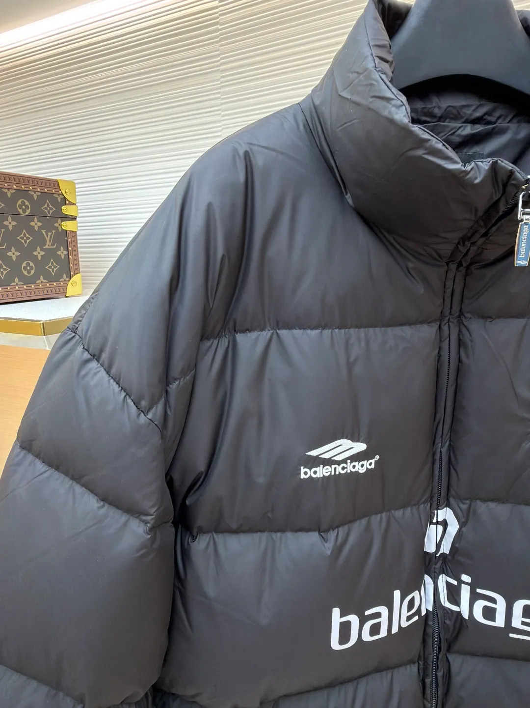 Balenciaga Manchester United joint football down jacket ●Item number: 1681324-C45 ●Material: white duck down fabric ●Technology: mechanical down filling ●Color: black ●Version: fitted version ●Weight: about 865 grams ●Size: S-M-L-XL ●Description: Combining fashion brands with football clubs, the Manchester United team emblem adopts embroidery technology and uses imported Tajima embroidery machines to not only make the pattern more three-dimensional and full. Due to the high precision of the screen printing, the down jacket adopts a stand-up collar zipper design, which is both handsome and practical. It is windproof and warm while adding a sense of fashion. It can be matched with the same style to create a fashionable look, and can be used in various occasions. Customized accessories, complete with three standards, same style for men and women!