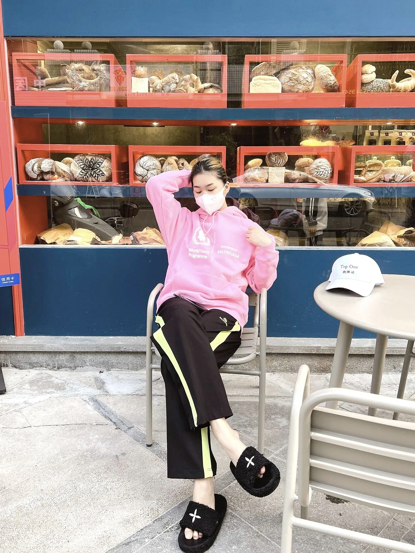 ♻️💯Reference model picture for the upper body❤️Top tested Balenciaga Balenciaga 21SS new WFP World Food Agency male and female couple star same style autumn and winter pure cotton hooded sweatshirt. The fabric is made of 480 grams of pure cotton terry material. It does not pill. It feels very good. Printed and dressed up dozens of times to achieve a 1:1 effect. They all use slurry imported from abroad. A proportion of foaming powder is added to the slurry to foam at high temperature. The printing embossing effect is very good, and the powder does not fall off or break. The front and rear panels are washable and environmentally friendly. The entire printing process takes a long time. The hem and cuffs are all customized threads. There is no error in dyeing in the same vat. The workmanship is perfect. The accessories are all customized. This year’s hot trend in the market. Many Internet celebrities have tops. Very trendy. The same OverSzie version for men and women. Color: black, pink, Klein blue, white. Size: XS-L P:450