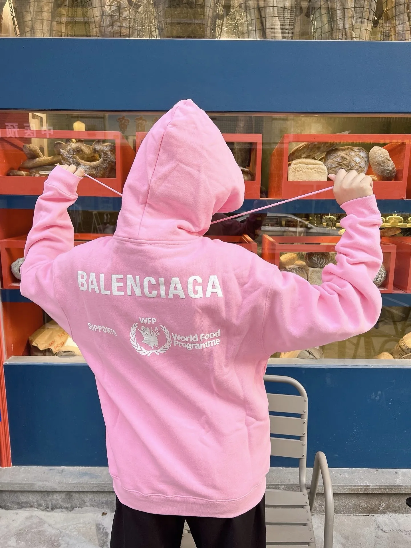♻️💯Reference model picture for the upper body❤️Top tested Balenciaga Balenciaga 21SS new WFP World Food Agency male and female couple star same style autumn and winter pure cotton hooded sweatshirt. The fabric is made of 480 grams of pure cotton terry material. It does not pill. It feels very good. Printed and dressed up dozens of times to achieve a 1:1 effect. They all use slurry imported from abroad. A proportion of foaming powder is added to the slurry to foam at high temperature. The printing embossing effect is very good, and the powder does not fall off or break. The front and rear panels are washable and environmentally friendly. The entire printing process takes a long time. The hem and cuffs are all customized threads. There is no error in dyeing in the same vat. The workmanship is perfect. The accessories are all customized. This year’s hot trend in the market. Many Internet celebrities have tops. Very trendy. The same OverSzie version for men and women. Color: black, pink, Klein blue, white. Size: XS-L P:450