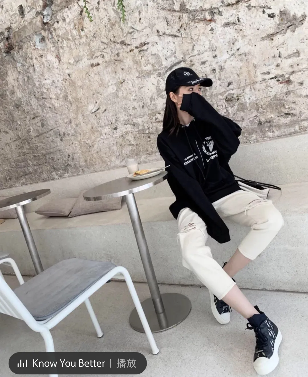 ♻️💯Reference model picture for the upper body❤️Top tested Balenciaga Balenciaga 21SS new WFP World Food Agency male and female couple star same style autumn and winter pure cotton hooded sweatshirt. The fabric is made of 480 grams of pure cotton terry material. It does not pill. It feels very good. Printed and dressed up dozens of times to achieve a 1:1 effect. They all use slurry imported from abroad. A proportion of foaming powder is added to the slurry to foam at high temperature. The printing embossing effect is very good, and the powder does not fall off or break. The front and rear panels are washable and environmentally friendly. The entire printing process takes a long time. The hem and cuffs are all customized threads. There is no error in dyeing in the same vat. The workmanship is perfect. The accessories are all customized. This year’s hot trend in the market. Many Internet celebrities have tops. Very trendy. The same OverSzie version for men and women. Color: black, pink, Klein blue, white. Size: XS-L P:450