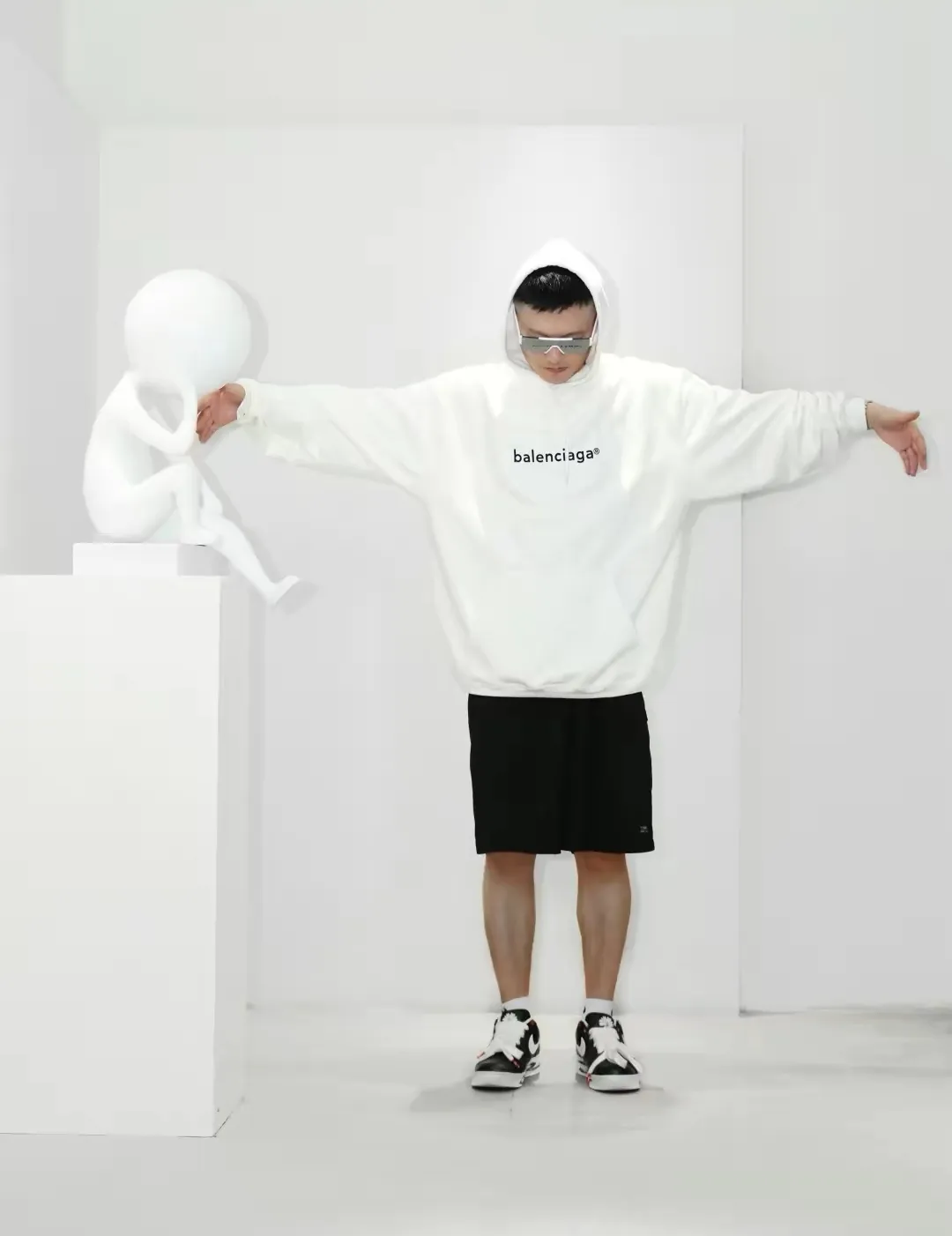 ♻️💯Reference model picture for the upper body❤️The top tested version of Balenciaga mailbox logo pure cotton loose-fitting autumn and winter hoodie for men and women couples. A simple basic sweatshirt. A simple sweatshirt that you can fall in love with at first glance. The Blcg mailbox logo on the chest is simple and beautiful. It is operated by an imported elliptical machine, with no burrs and neat alignment! The fabric is made of 480g pure cotton fabric, which is different from the low-end version. The color is also super beautiful. You must get this one! ! ! ! !  Color: black, white, fog blue, khaki, lake green Size: XS-L P:450